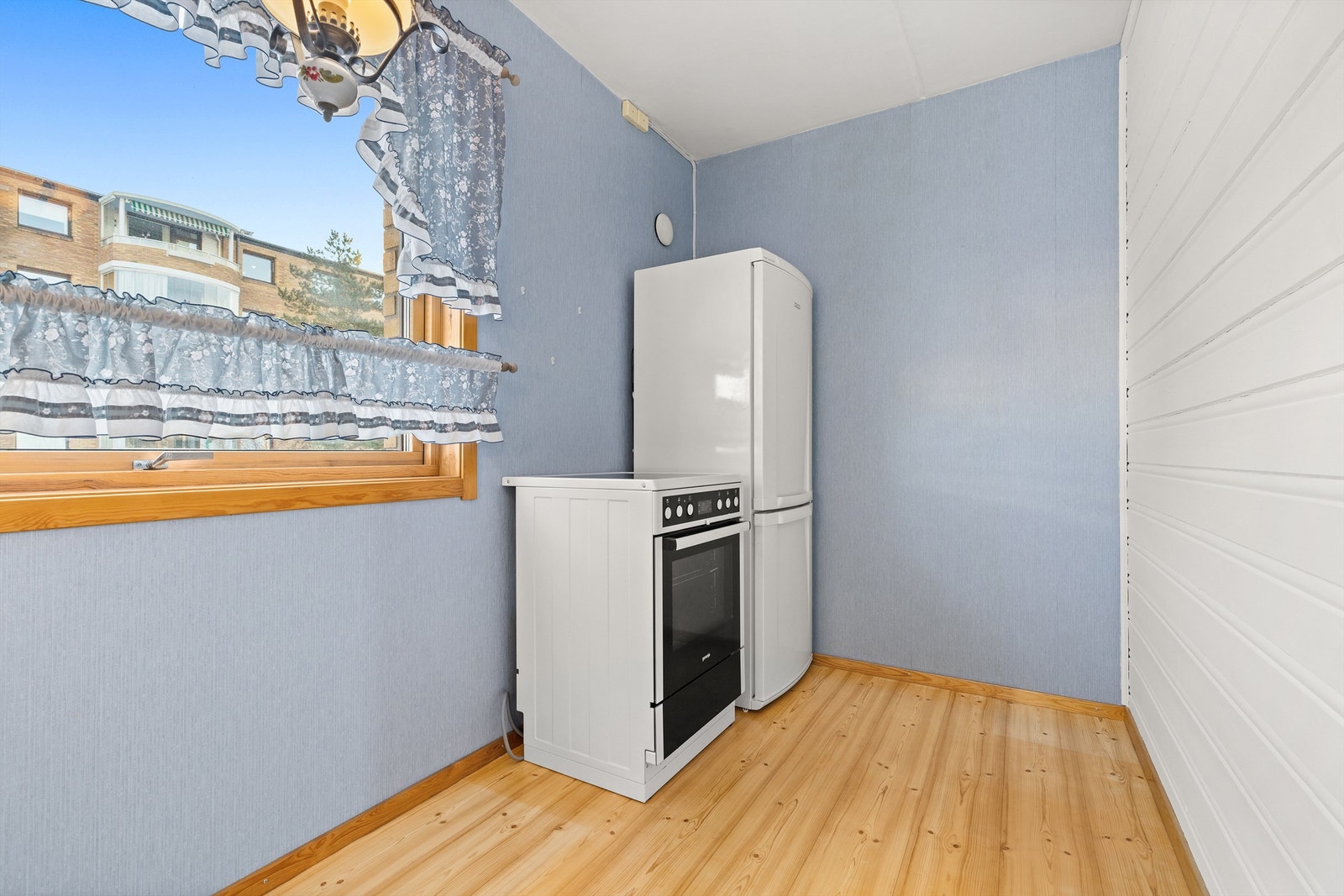 Frittstående kjøleskap og komfyr følger ikke med. Galleribilde