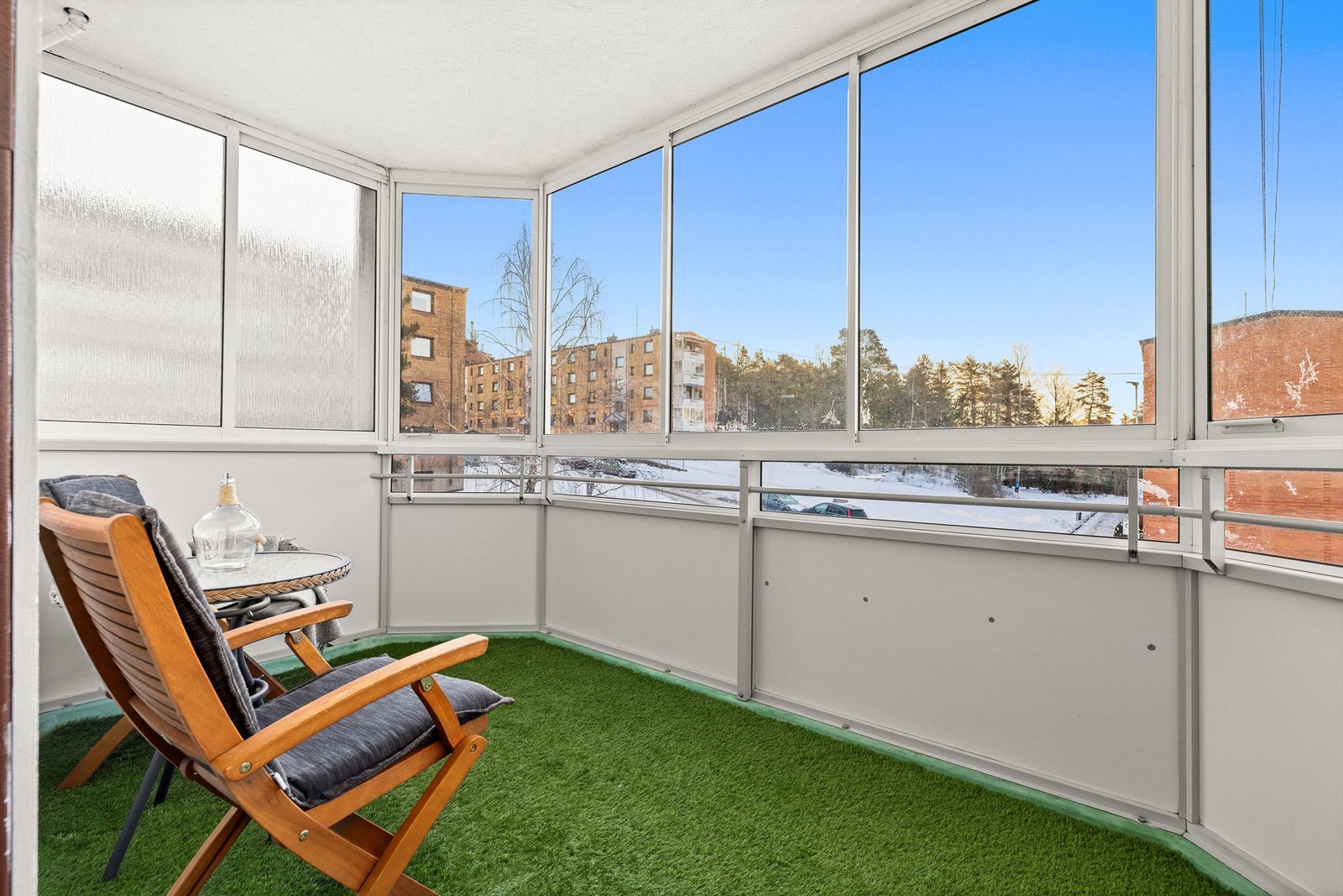 Innglasset balkong på ca 8 kvm. Her kan du nyte gode dager hele året Galleribilde