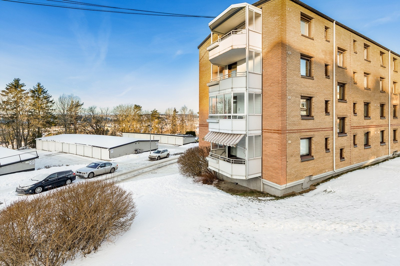 Blokken er omgitt av gode, felles grøntarealer med beplanting og lekeområder Galleribilde