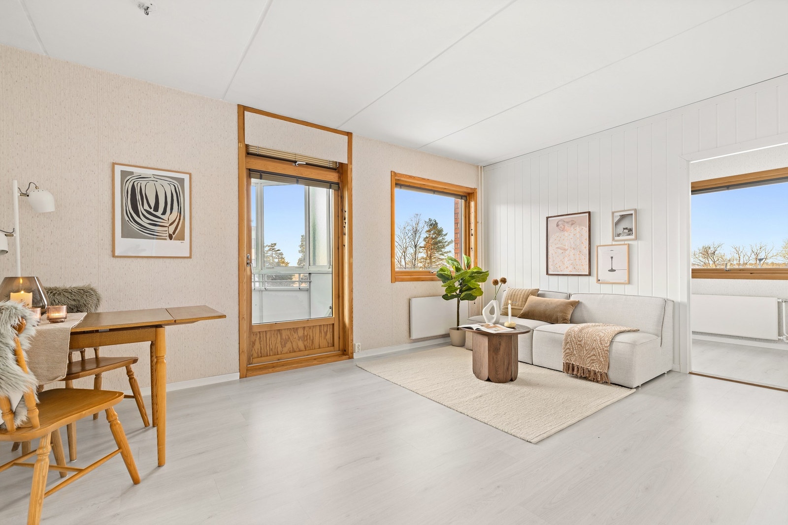 Lys og romslig stue med nytt gulv i 2026. Det ble samtidig satt opp vegg i stuen for å få ett ekstra soverom Galleribilde