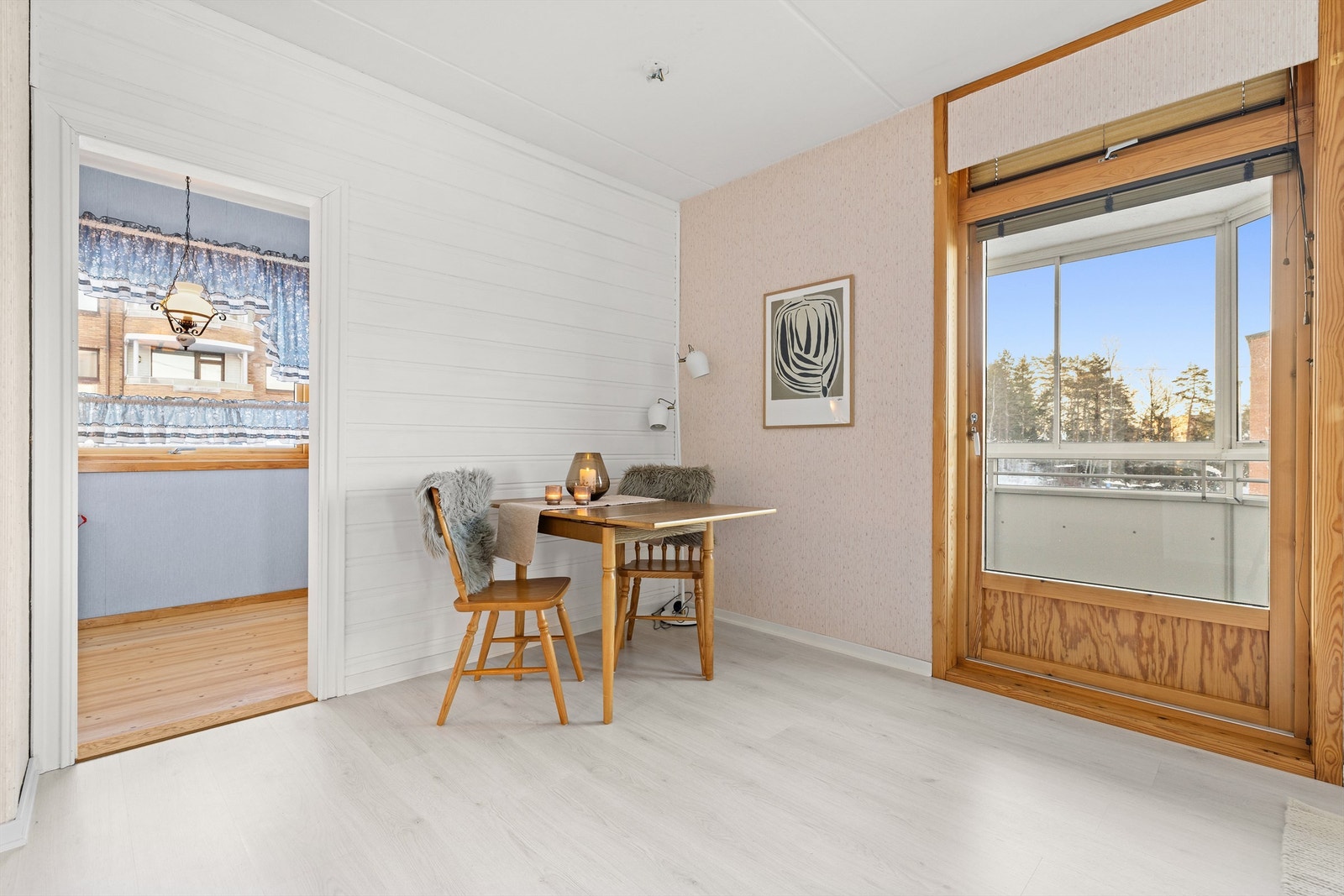 Vegg mellom stue og kjøkken er nylig malt samtidig som det ble lagt nytt gulv Galleribilde