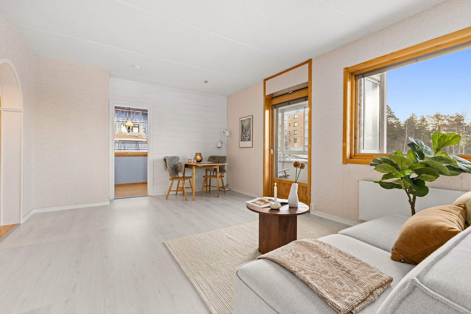 Fra stuen er det utgang til innglasset balkong på ca 8 kvm. Galleribilde