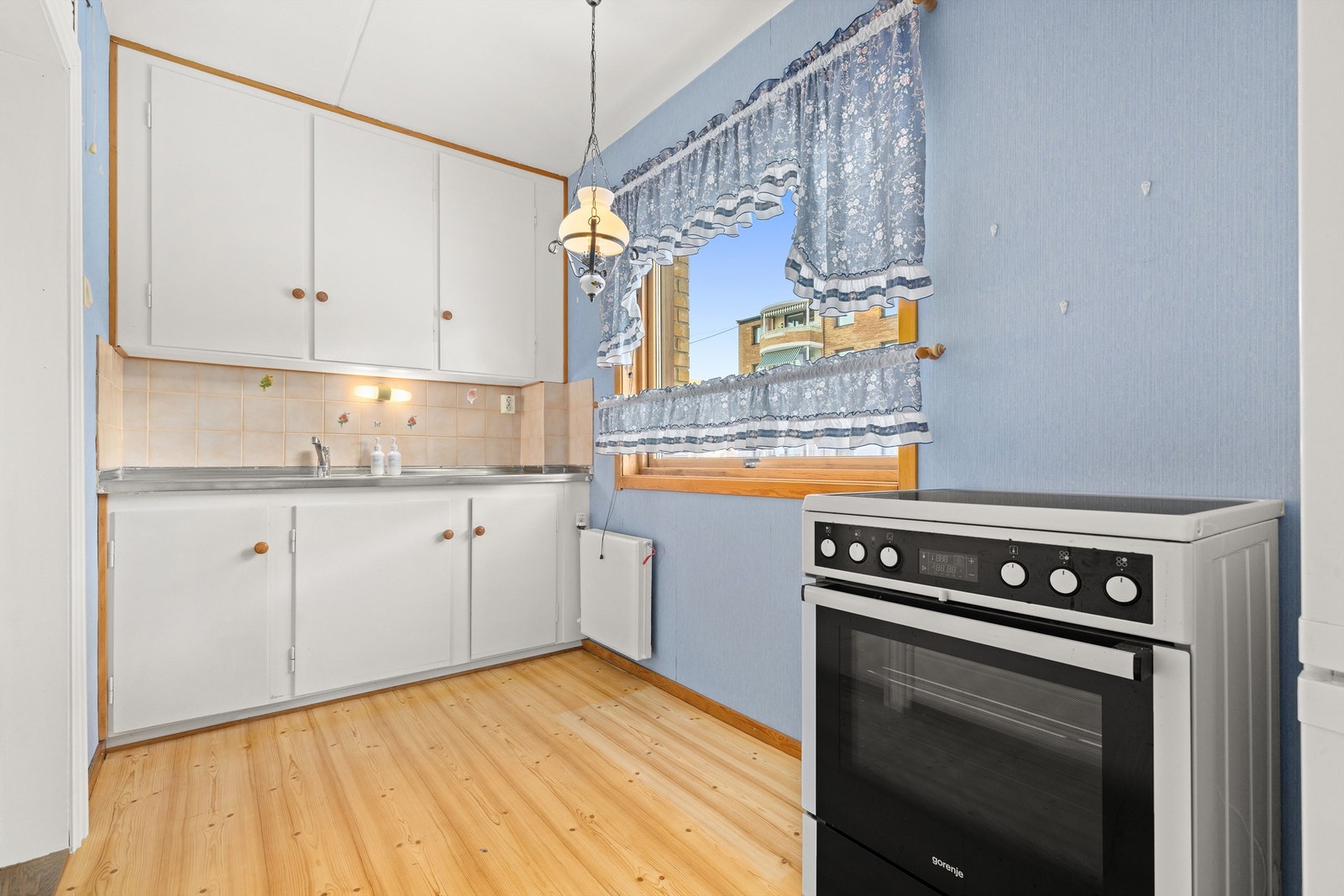 Kjøkken med eldre innredning i treverk. Galleribilde