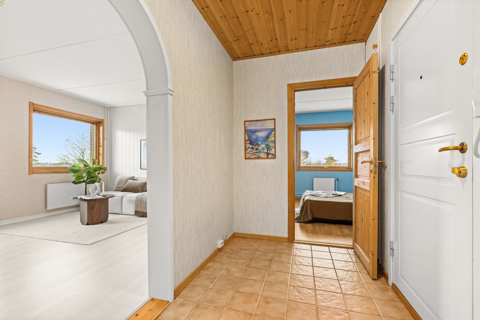 I gangen er det fliser på gulv, strie på vegger og panel i tak. Det er callinganlegg. Entrédør i brannklasse B30 og lydklasse 35dB. Galleribilde