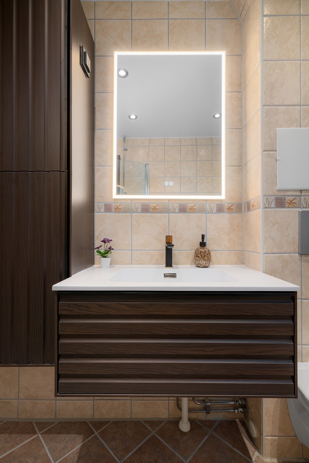 Baderommet ble ytterligere oppgradert i 2025 med nytt oppbevaringsskap, servantskap, speil, servantbolle, armatur og dusjhjørne. Galleribilde