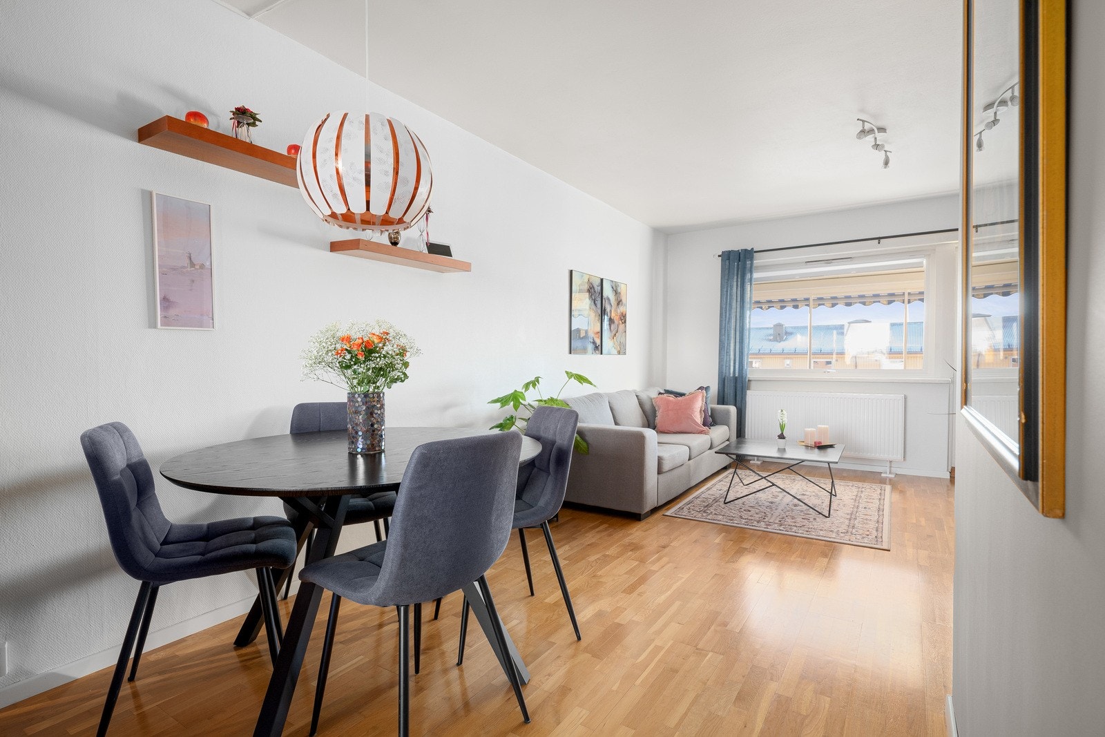 Det er god plass til spisegruppe for hyggelige middager. Galleribilde