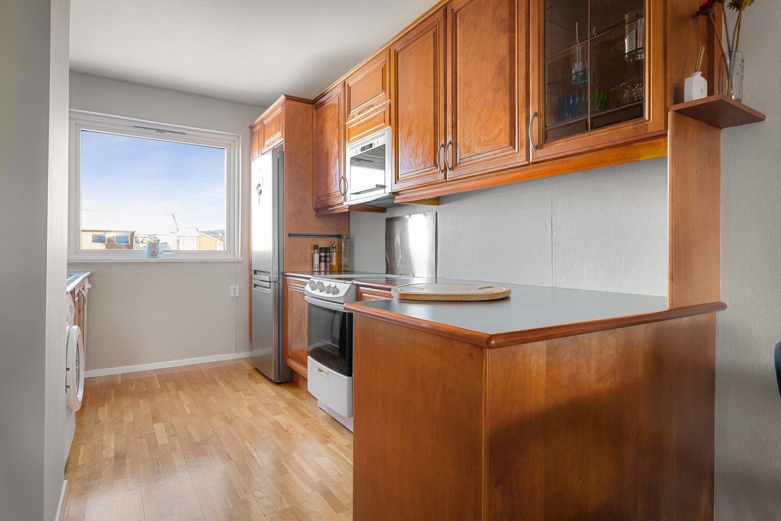 Praktisk og funksjonelt kjøkken med gode oppbevaringmuligheter. Galleribilde