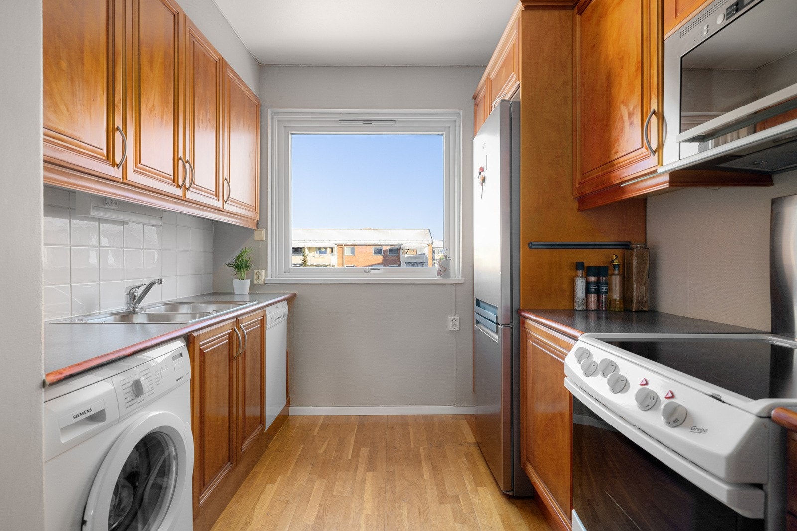 Kjøkkenet har integrert mikrobølgeovn samt opplegg for både vaskemaskin og oppvaskmaskin. Galleribilde