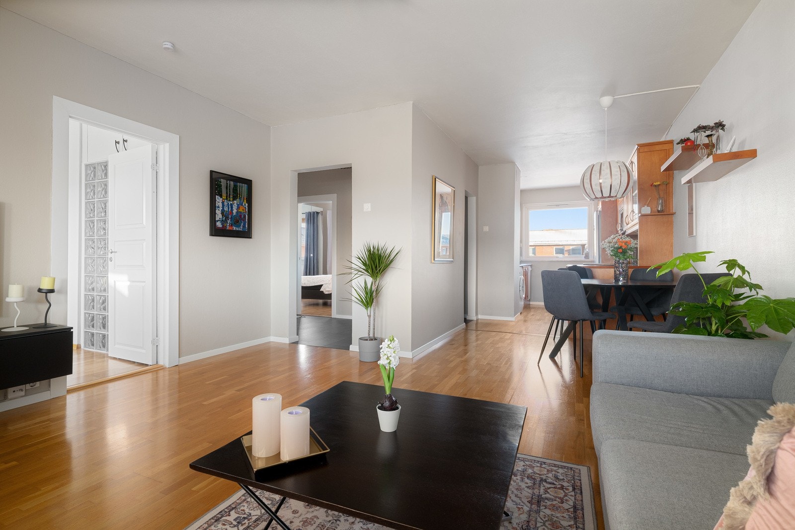 Boligen har en luftig og gjennomgående planløsning som gir rikelig med naturlig lys. Galleribilde