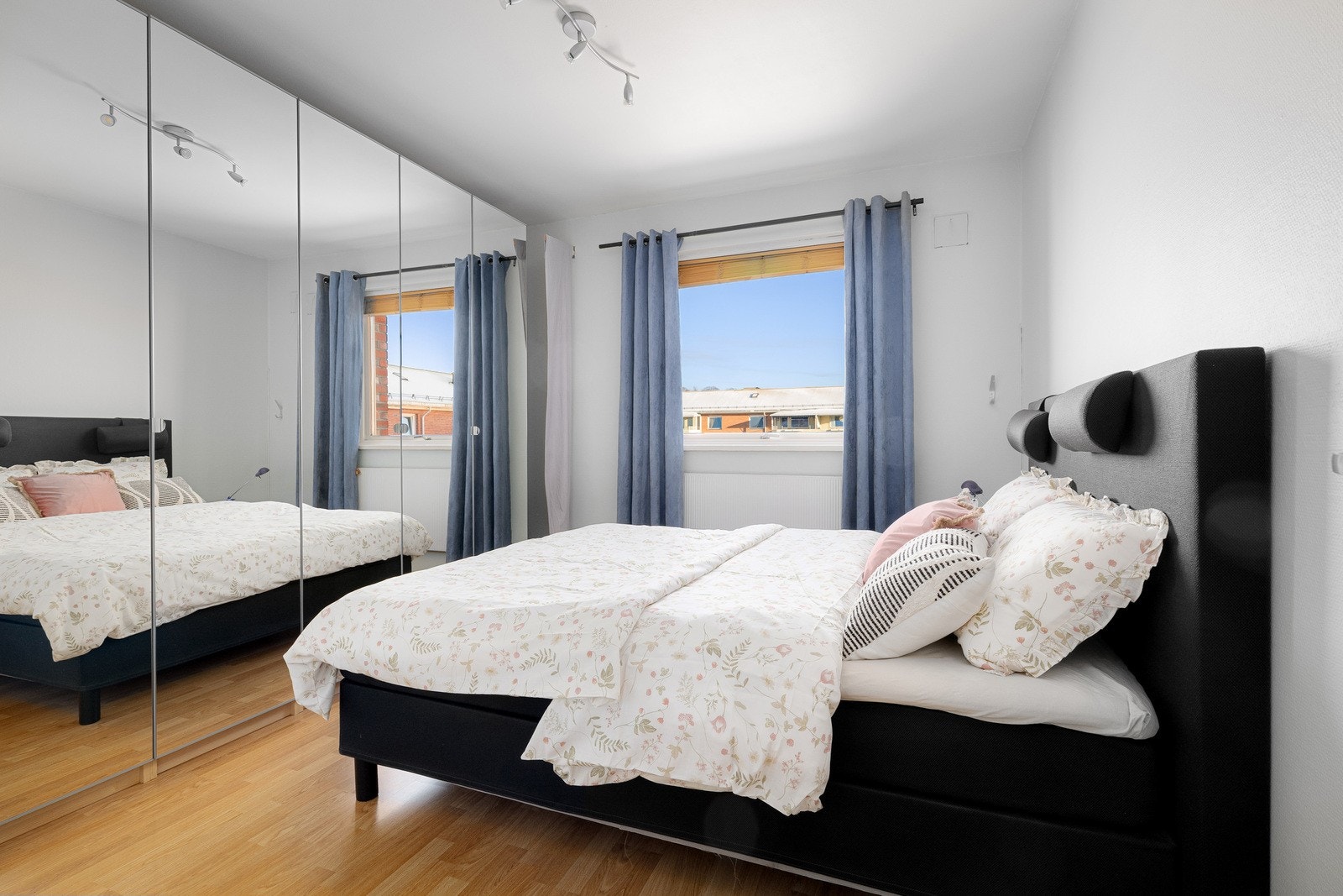 Soverommet er et rolig og behagelig rom med god plass til dobbeltseng og annet møblement. Galleribilde