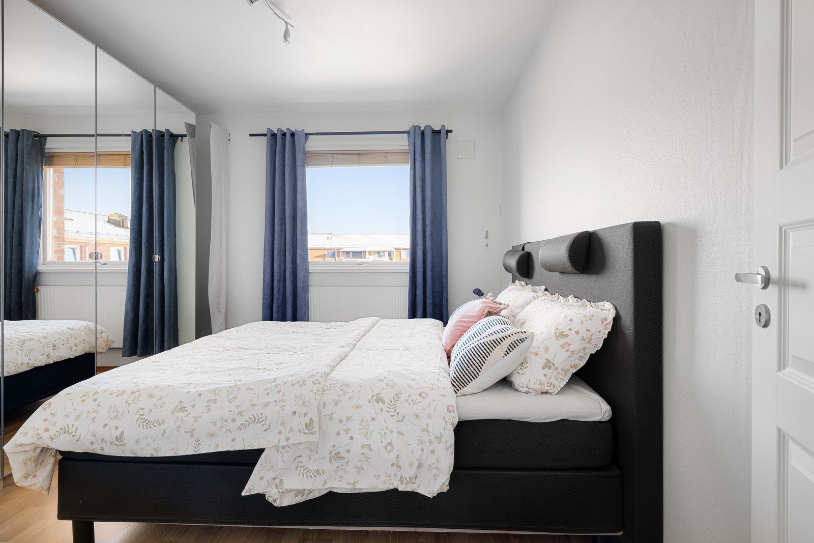 Det er montert en romslig garderobeløsning med speildører for ekstra lagring. Galleribilde