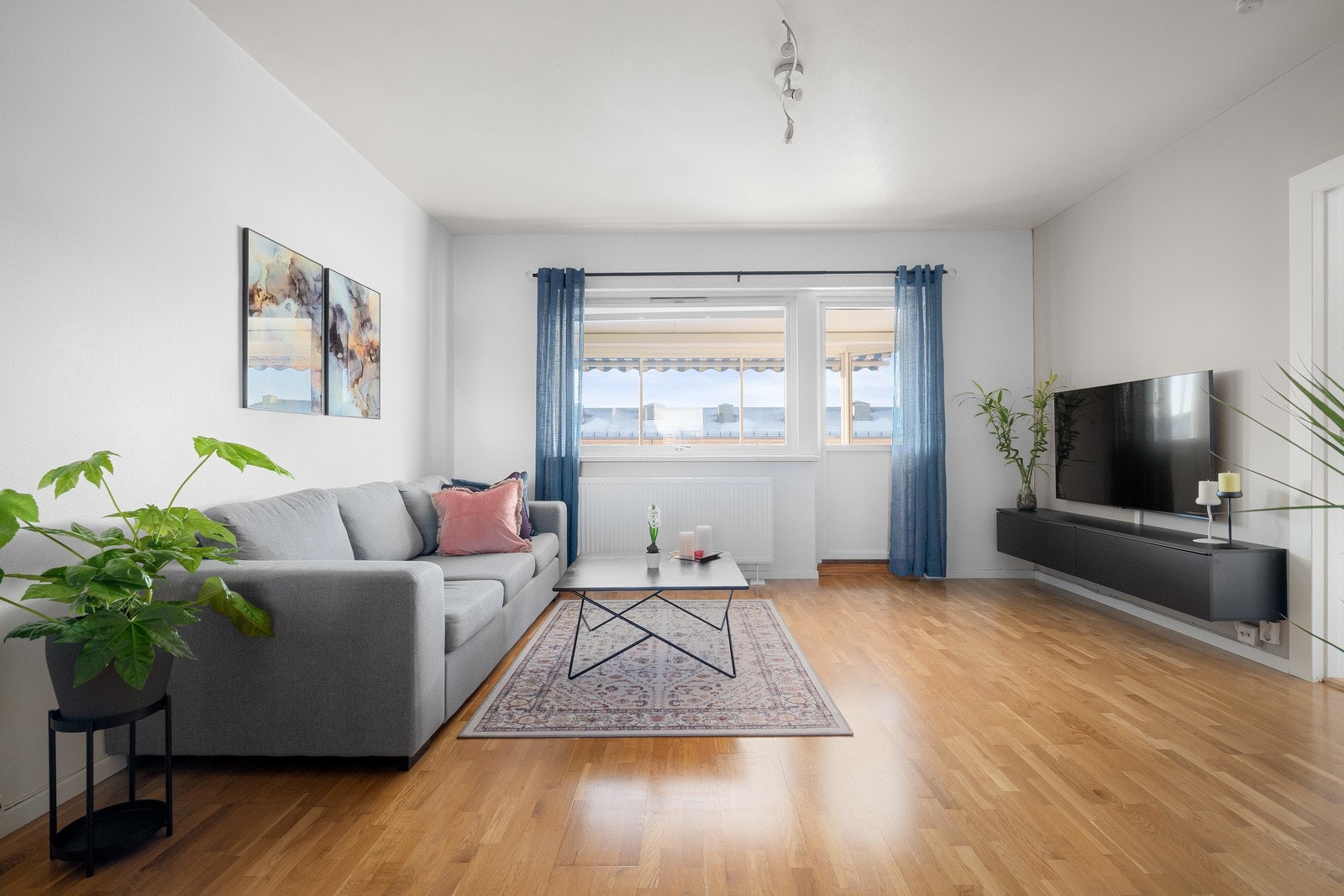 Martine Skillberg v. DNB Eiendom har gleden av presentere denne lyse & romslige 3-roms borettslagsleiligheten i Karl Staaffs vei 45! Galleribilde