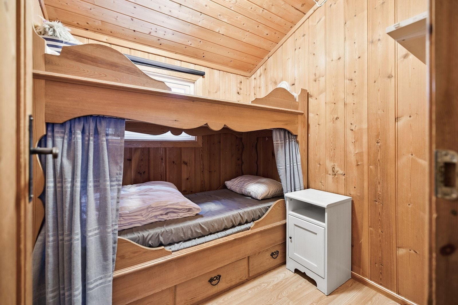Køyesengene utnytter plassen godt. Rommet er noe for lite volum i henhold til dagens krav ved oppholdsrom. Galleribilde