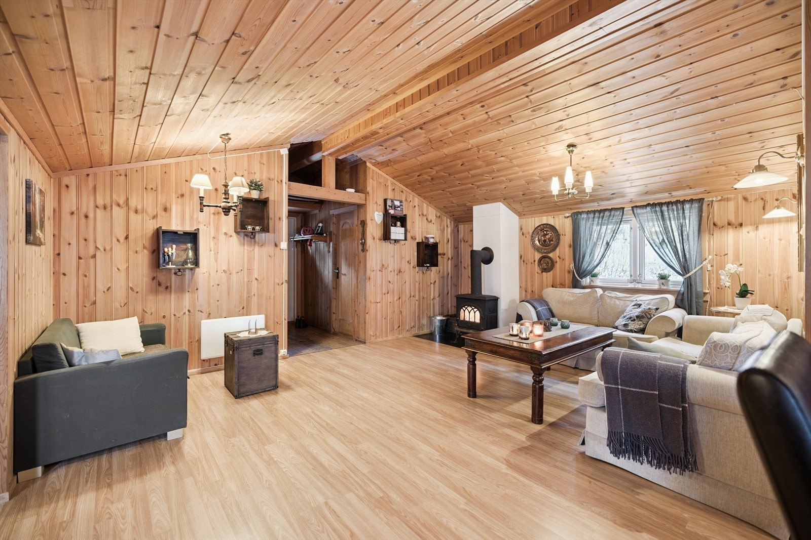 Fra allrommet er det tilgang til hyttas soverom og bad. Galleribilde