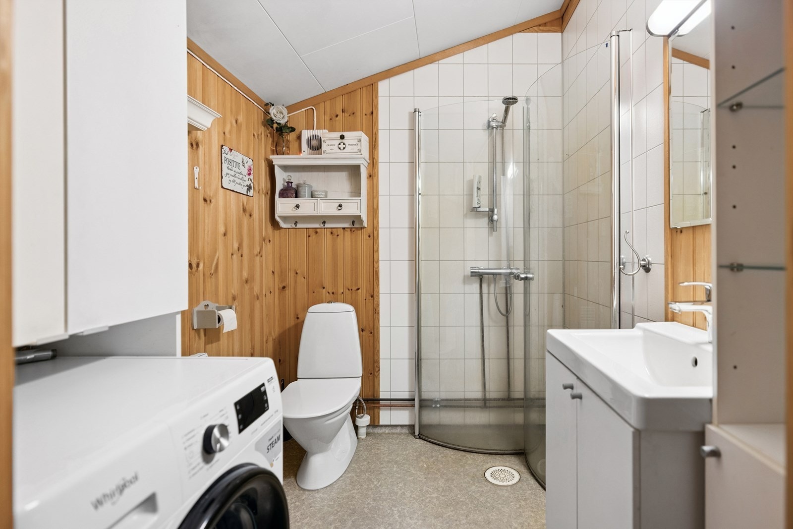 Badet er etablert fra en del av kjøkkenet. Bruksendring er ikke søkt, og vann/avløp er ikke byggemeldt/godkjent. Galleribilde