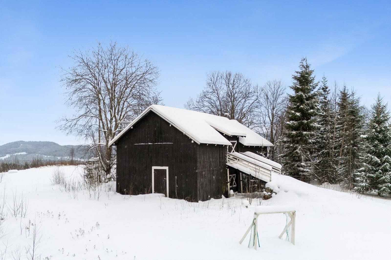På eiendommen står også en eldre låve med gode lagringsmuligheter. Galleribilde