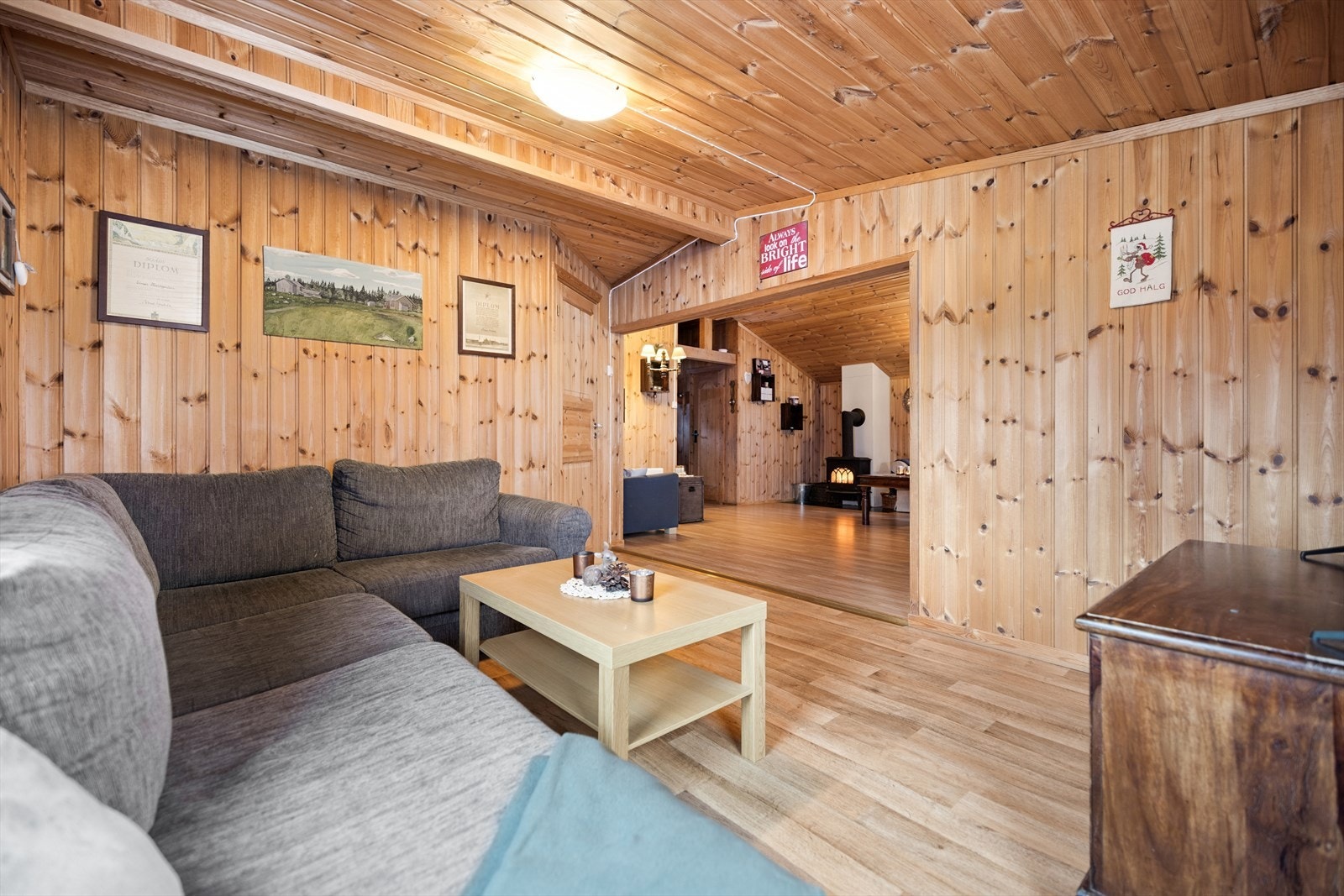 Den gjennomgående planløsningen binder de ulike sonene i hytta sammen på en funksjonell måte. Galleribilde