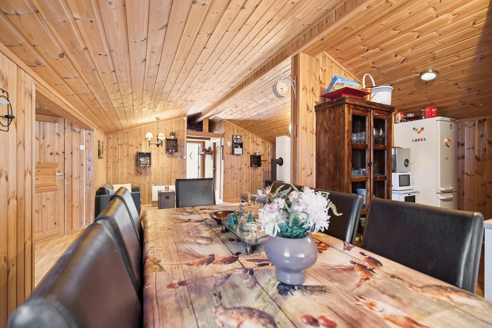 Den åpne løsningen gir en sosial og inkluderende atmosfære mellom kjøkken og stue. Galleribilde