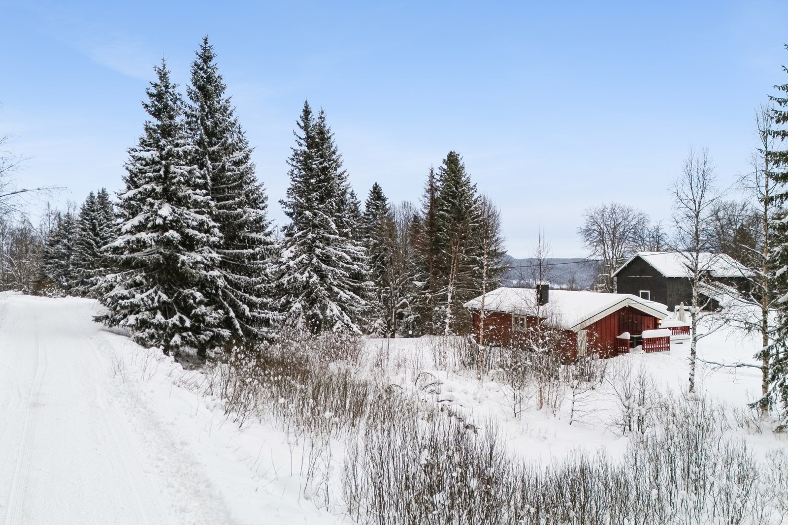 Området byr på flotte turmuligheter og umiddelbar nærhet til langrennsløyper om vinteren. Scooterled langs vegen. Galleribilde