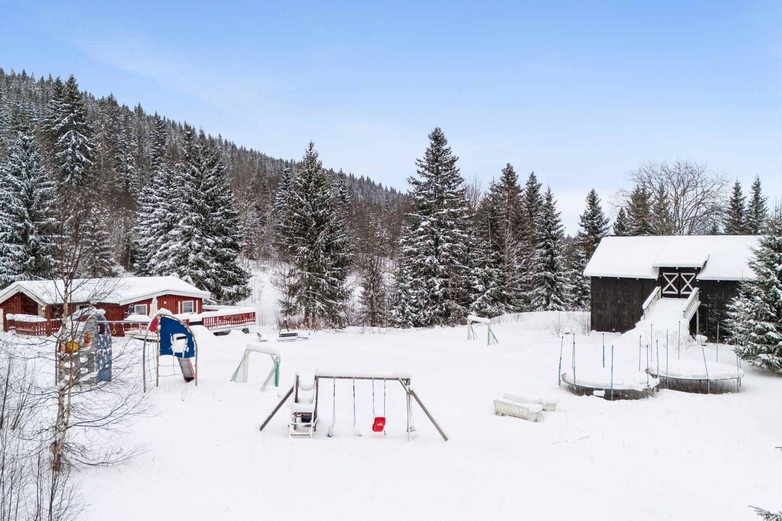 Stor tomt med god plass for lek og utendørsaktiviteter for hele familien. Galleribilde