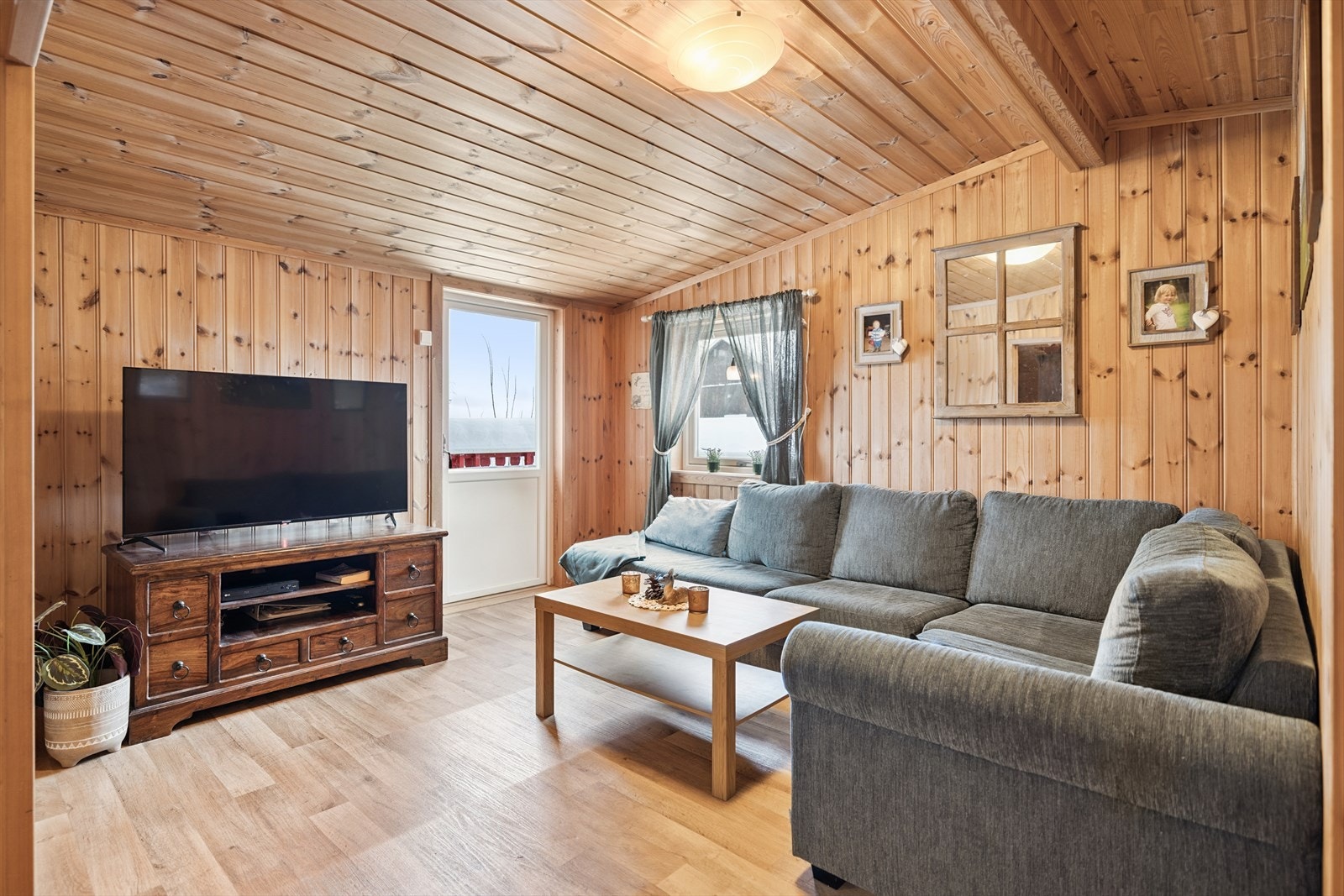 TV-stua er en egen, lun krok i tilbygget fra 2012. Dette er ikke byggemeldt eller søkt godkjenning til kommunen. Galleribilde