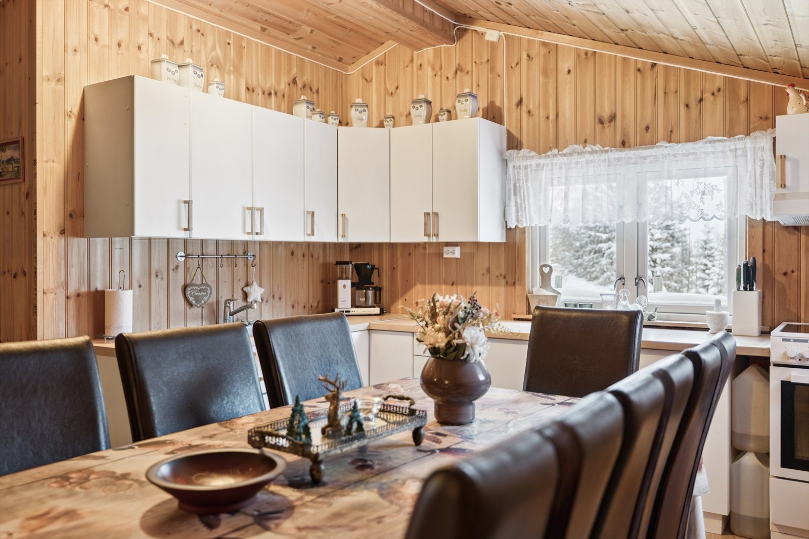 Spiseplassen er praktisk plassert i tilknytning til kjøkkenet, med utsikt mot naturen. Galleribilde