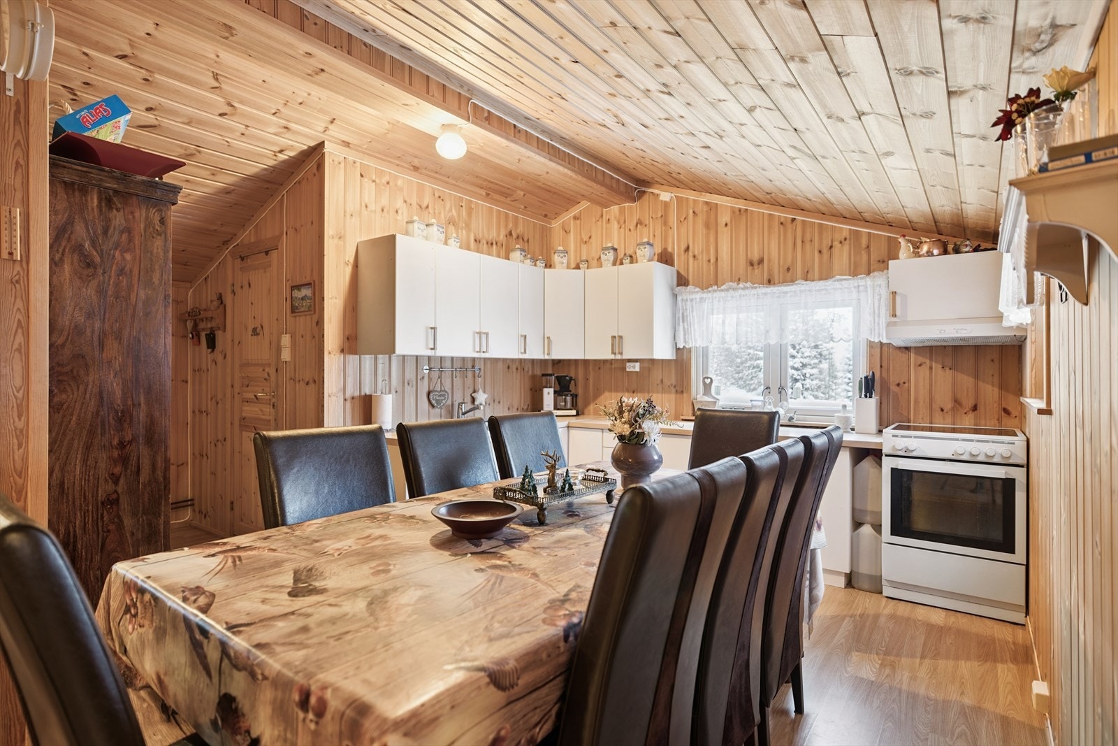 Her er det god plass til langbord for hyggelige måltider med familie og venner. Galleribilde