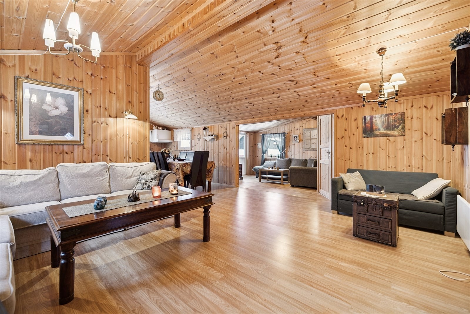 Store, åpne flater gir en romslig følelse og fleksible møbleringsmuligheter for ulike soner. Galleribilde