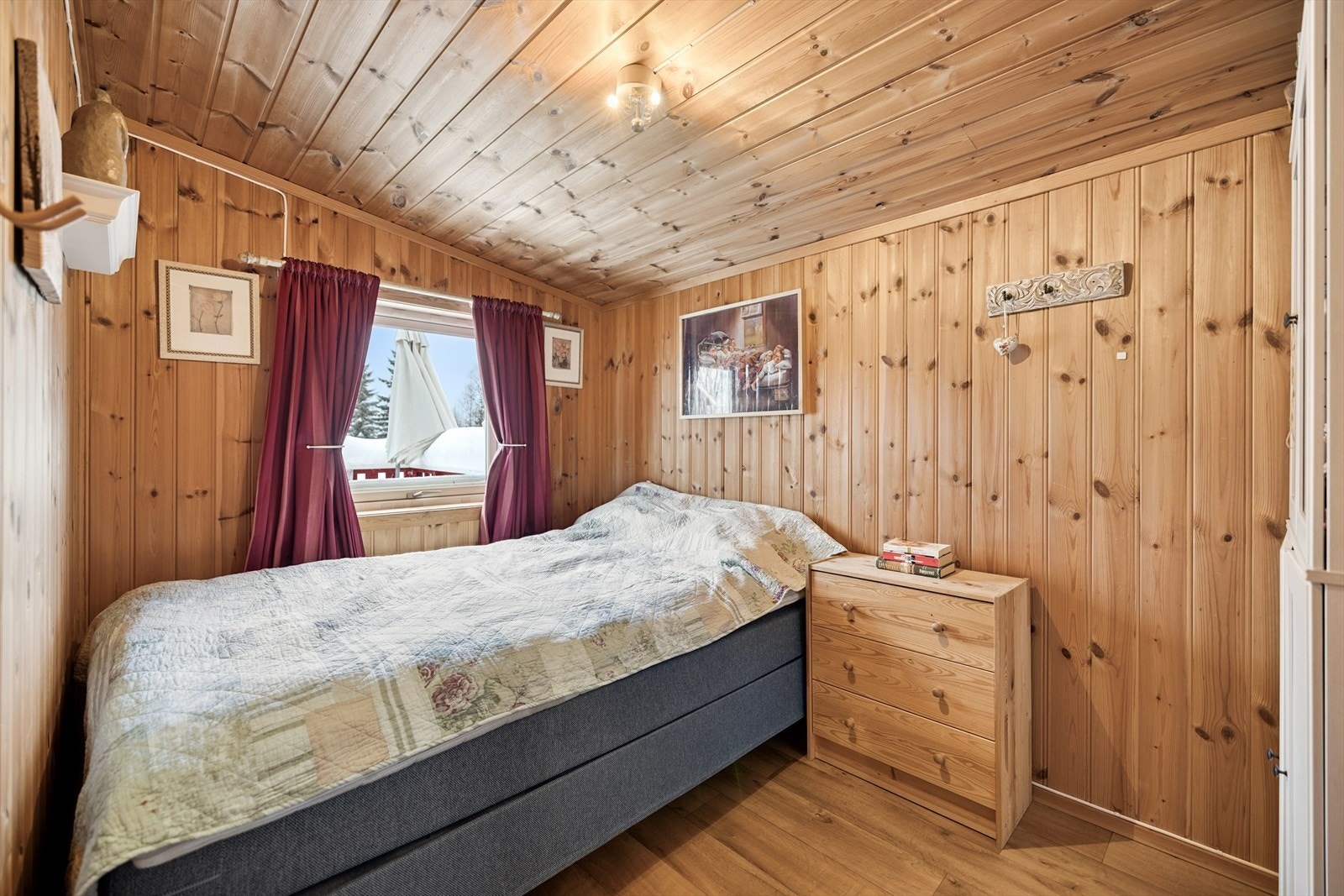 Hytta har flere koselige soverom. Dette i tilbygg fra 2012 er ikke byggemeldt eller søkt godkjenning til kommunen. Galleribilde