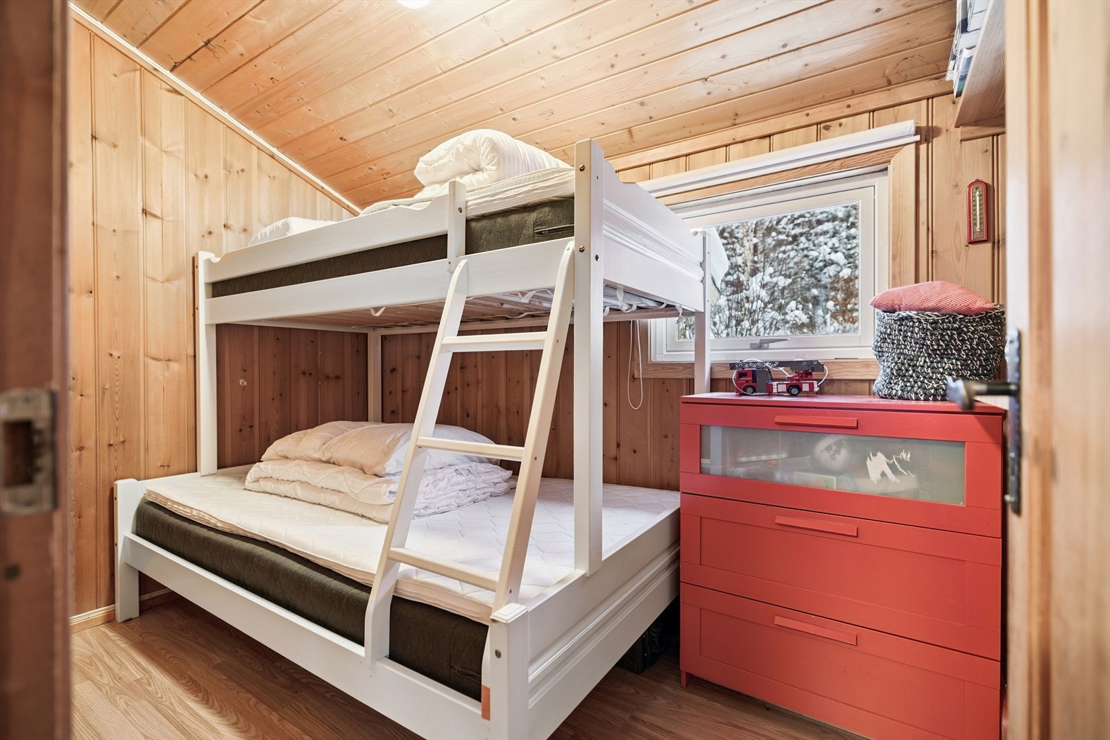 Ett av soverommene er innredet med en praktisk familiekøye som gir fleksible soveplasser. Galleribilde