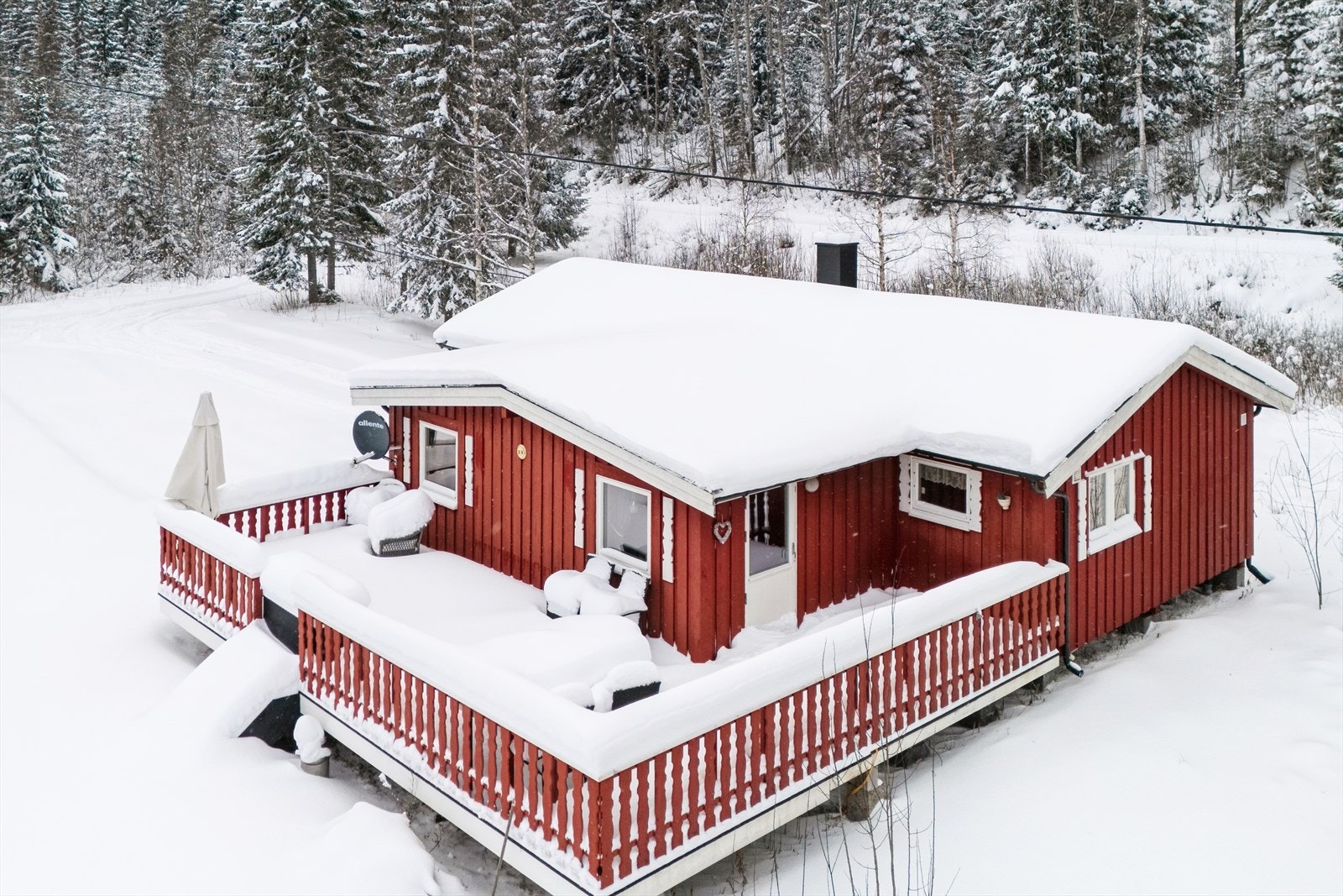 Rundt store deler av hytta strekker det seg en romslig terrasse med god plass for utemøbler. Galleribilde