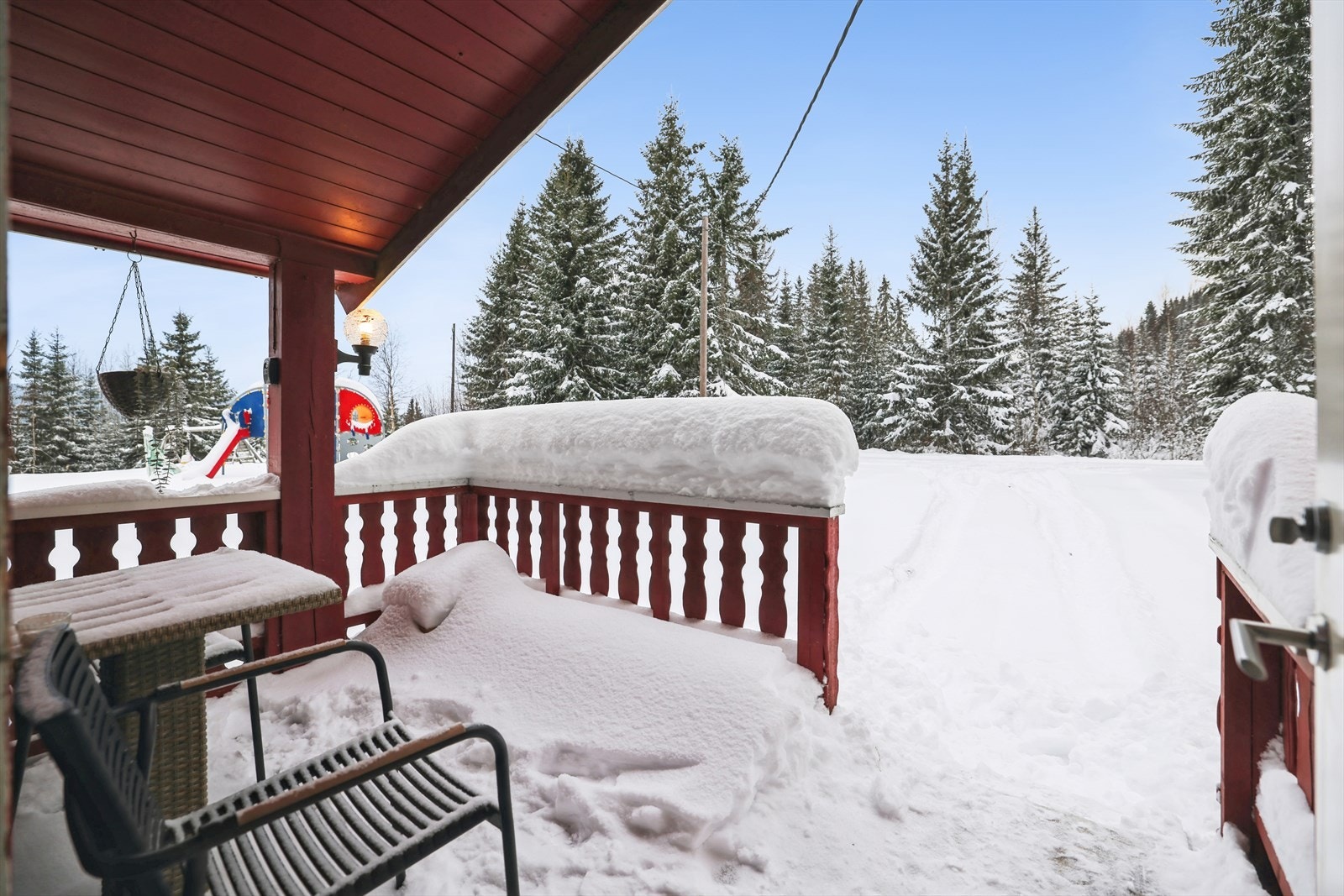 Fra verandaen har du utsikt over tunet og den omkringliggende naturen. Galleribilde