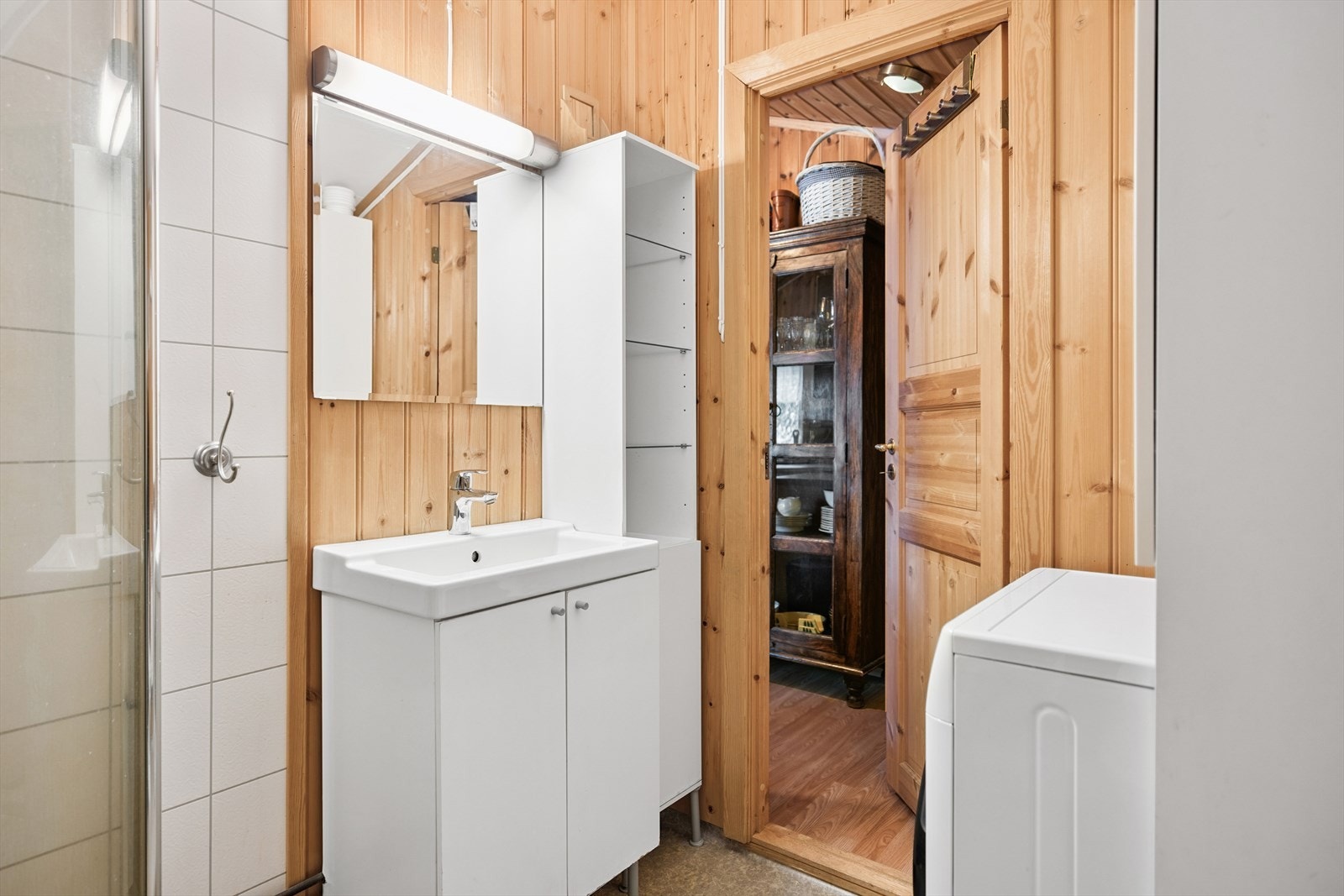 Badet ligger innenfor kjøkkenet og er innredet med alt du trenger for en behagelig ferie. Galleribilde