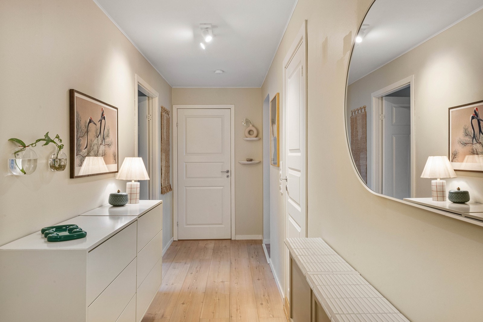 Innbydende og hyggelig entré - Heisadkomst til boligplan Galleribilde