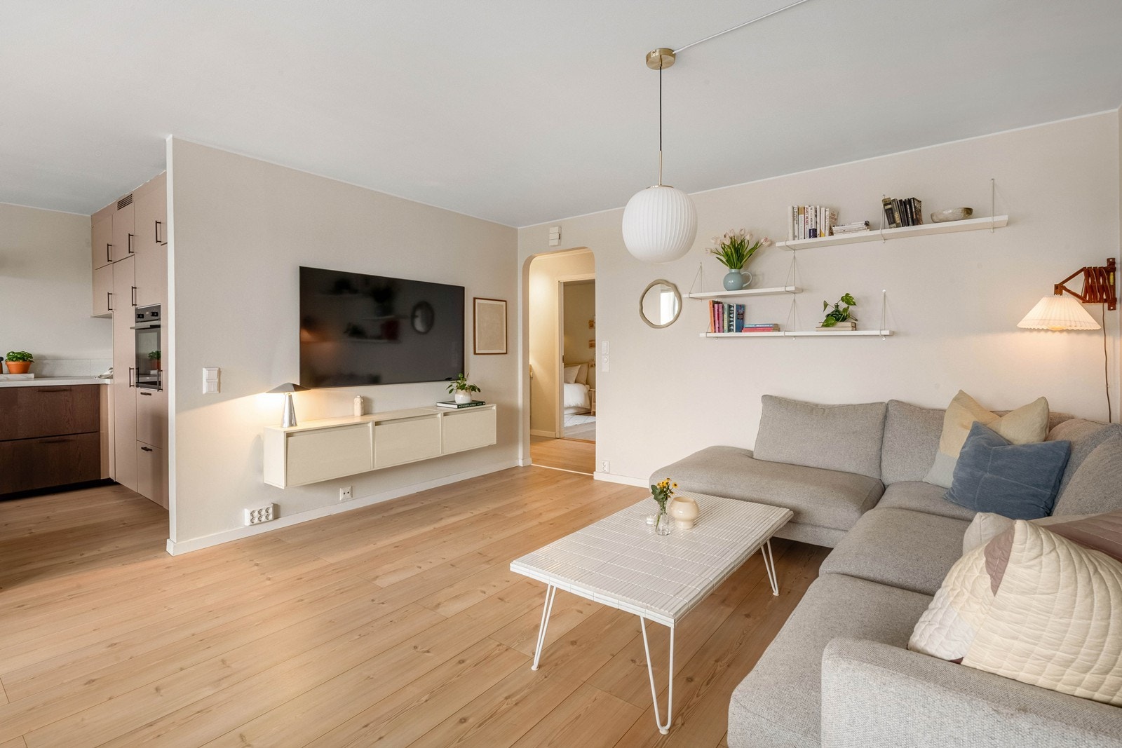 Nytt gulv og malte vegger og tak i 2022 Galleribilde