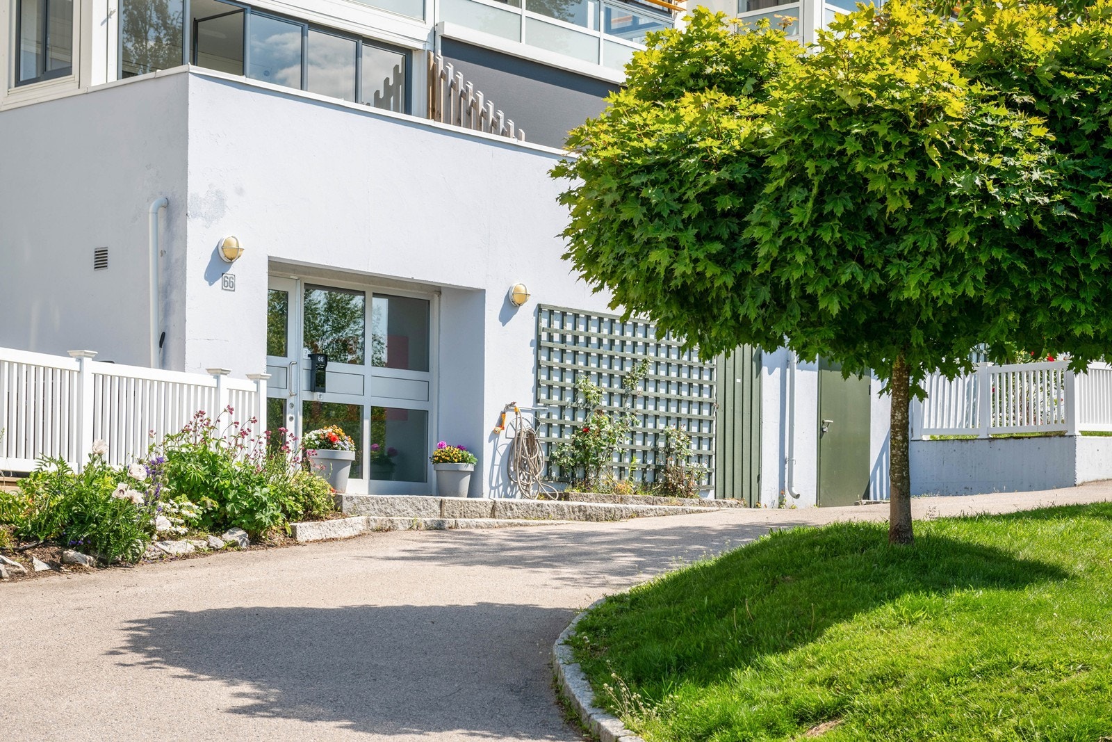 Garasjeplass med elbillader Galleribilde