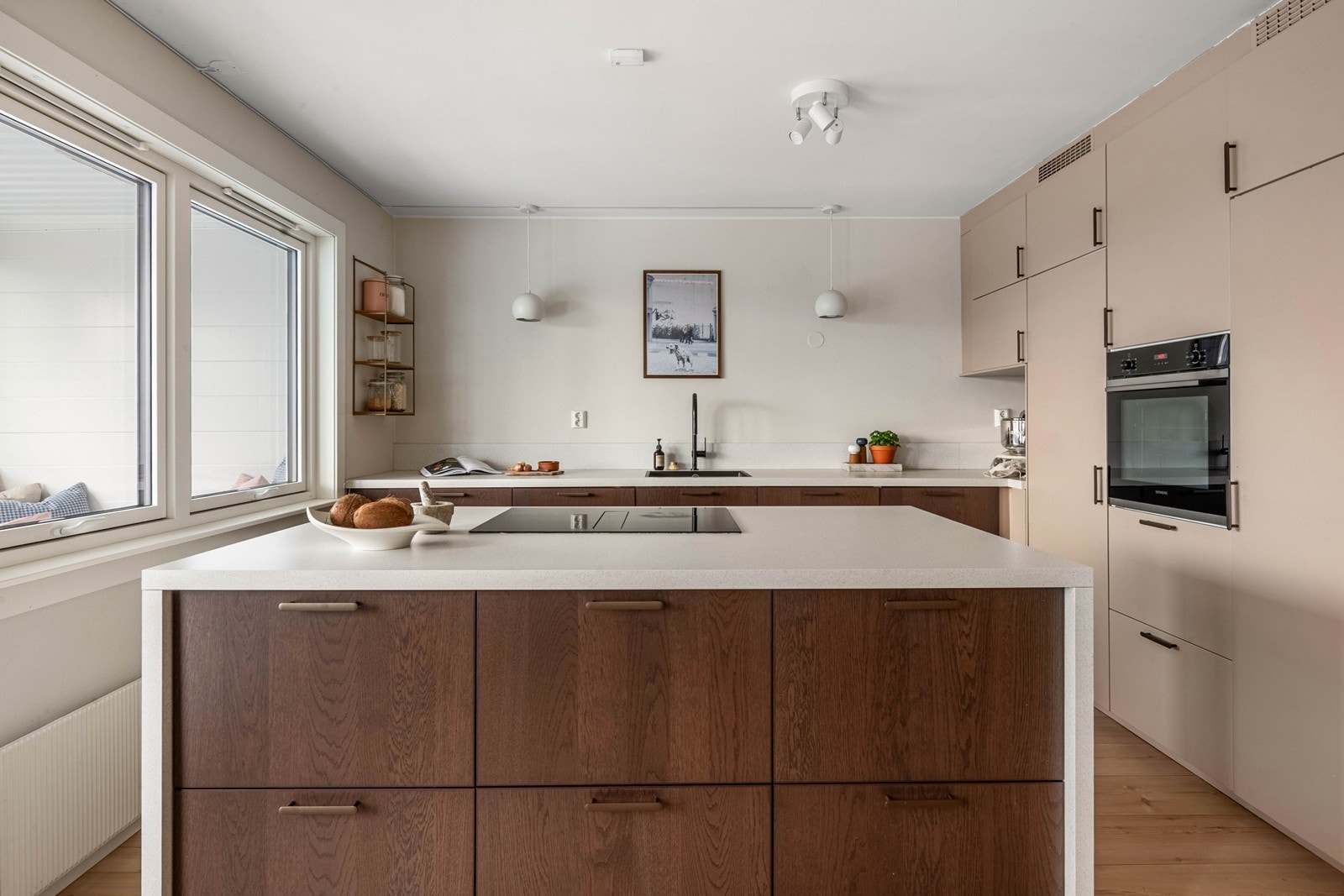 Godt med skap- og benkeplass Galleribilde