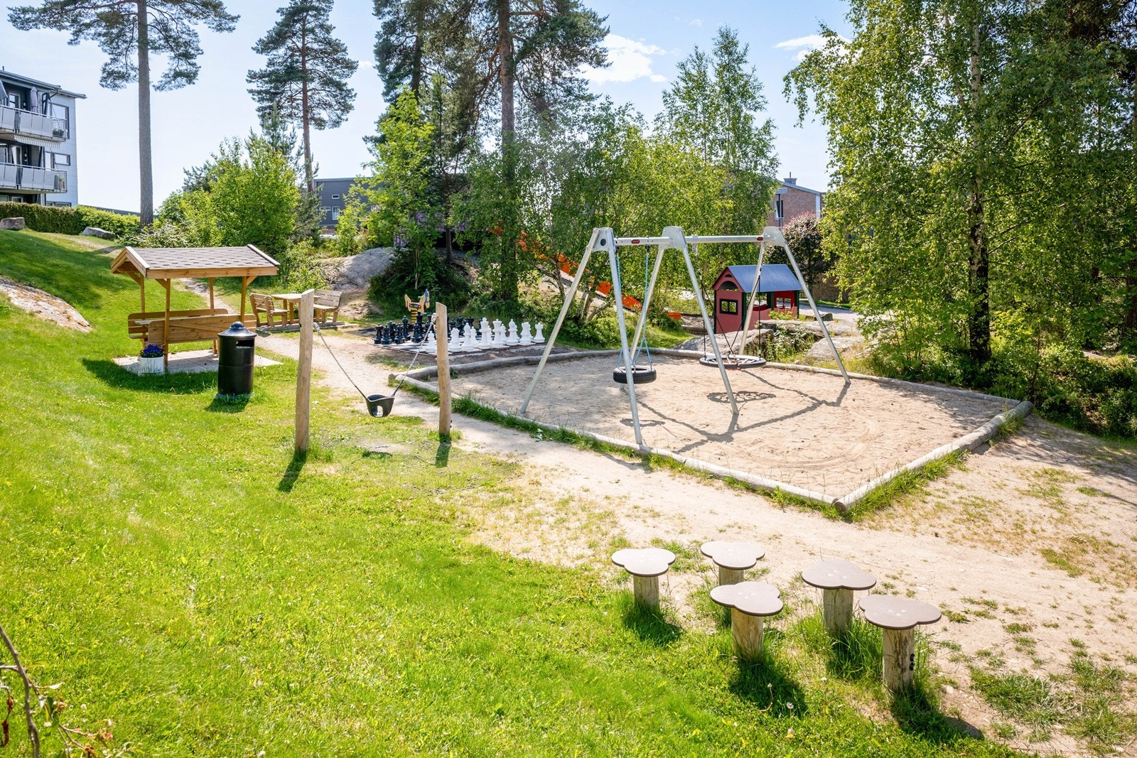 Barnevennlig og bilfritt område med lekeplasser og grøntarealer Galleribilde