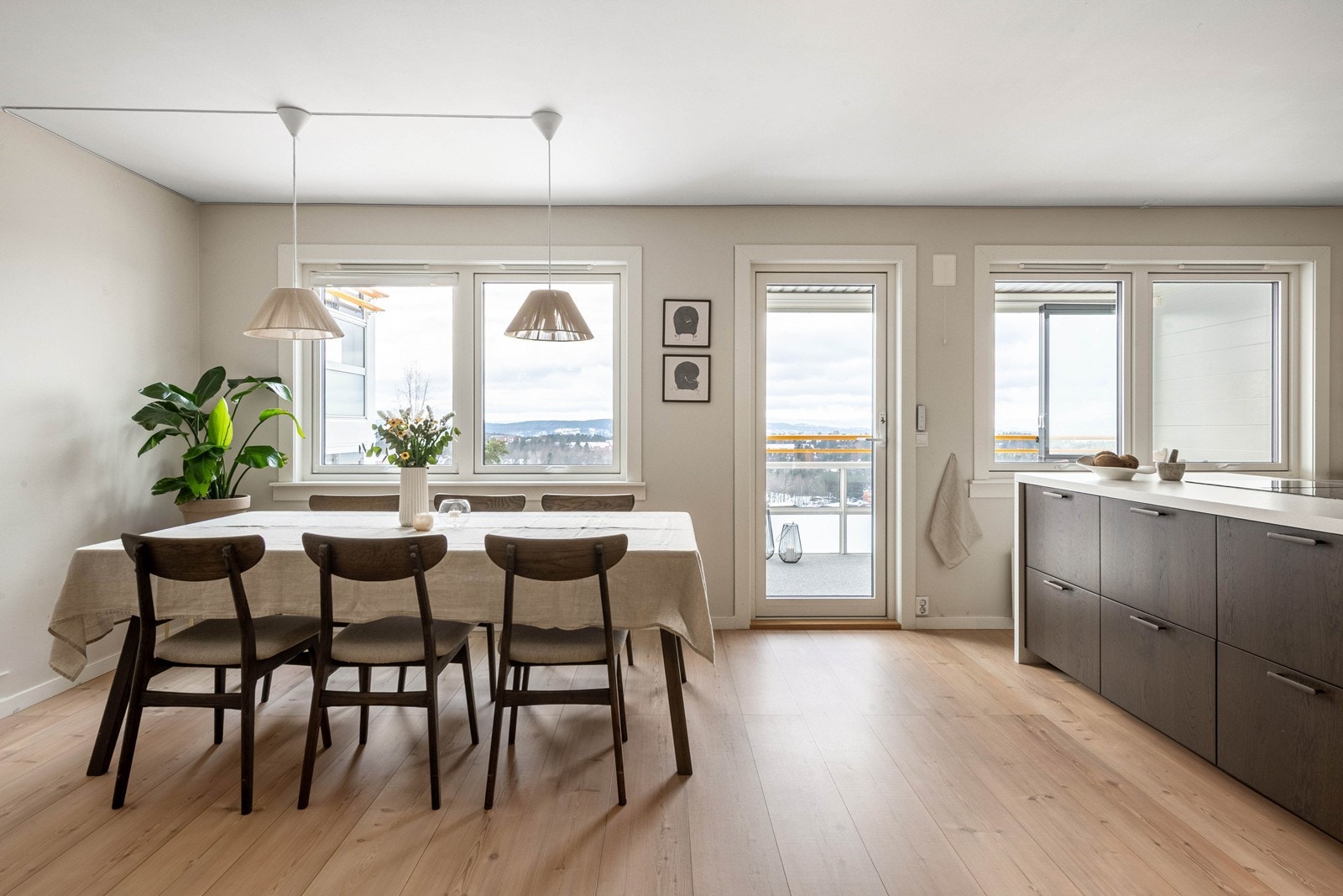 Utgang til solrik balkong som fungerer som en naturlig forlengelse av stuen i sommermånedene Galleribilde