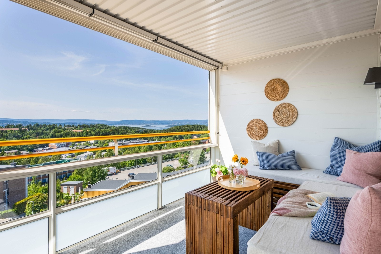 Strøken toppleilighet med stor og solrik balkong med fjordutsikt Galleribilde