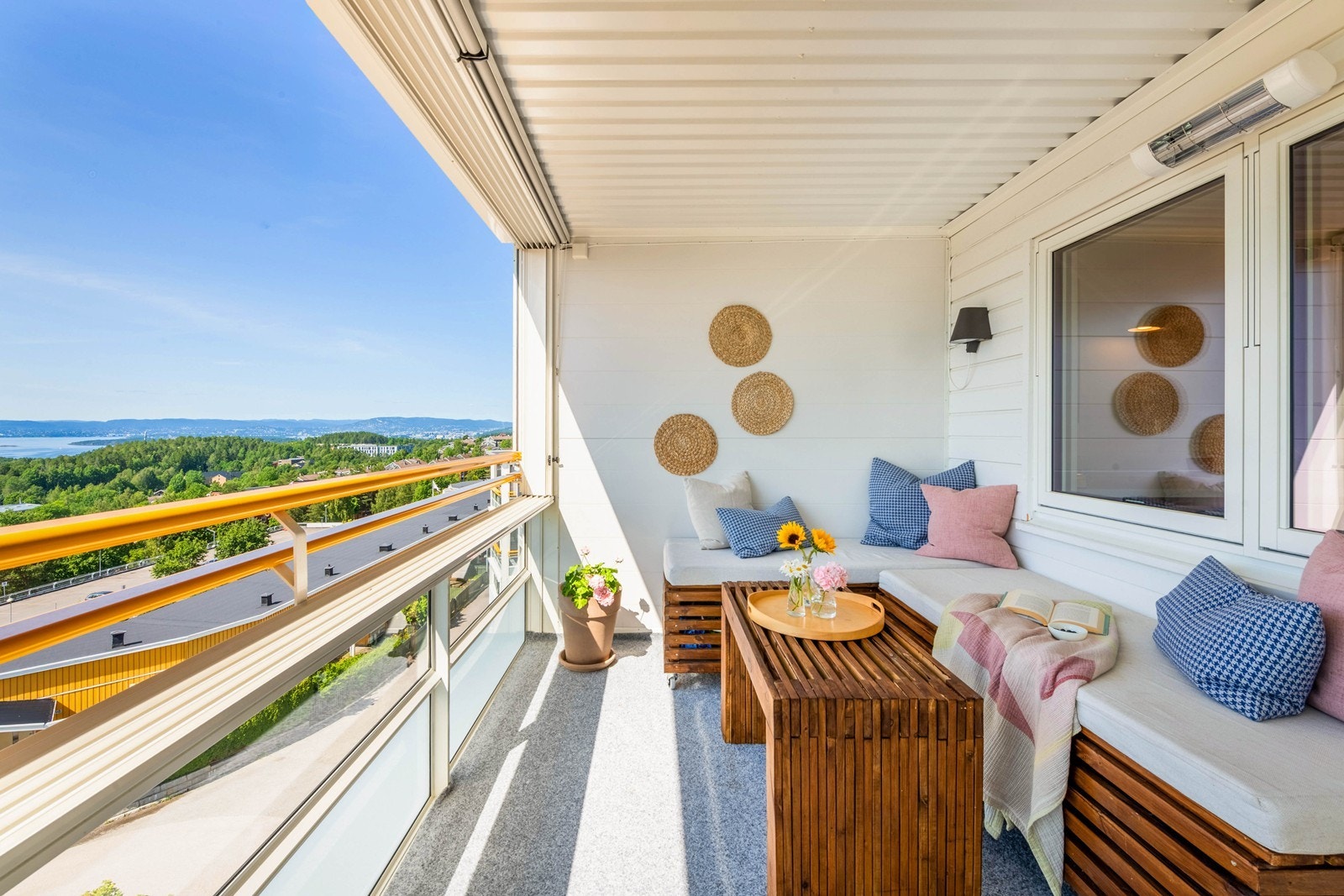 Solrik og innglasset balkong på hele 10 kvm Galleribilde