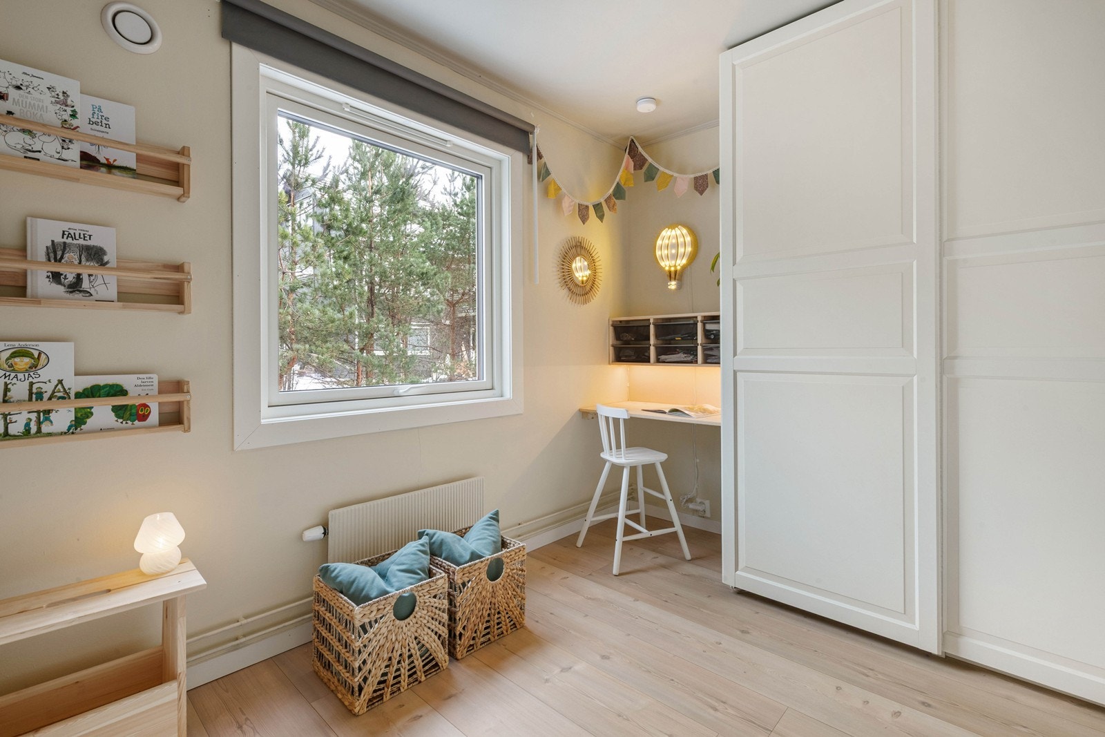 God plass til seng, nattbord, pult og garderobeløsning på soverom II Galleribilde