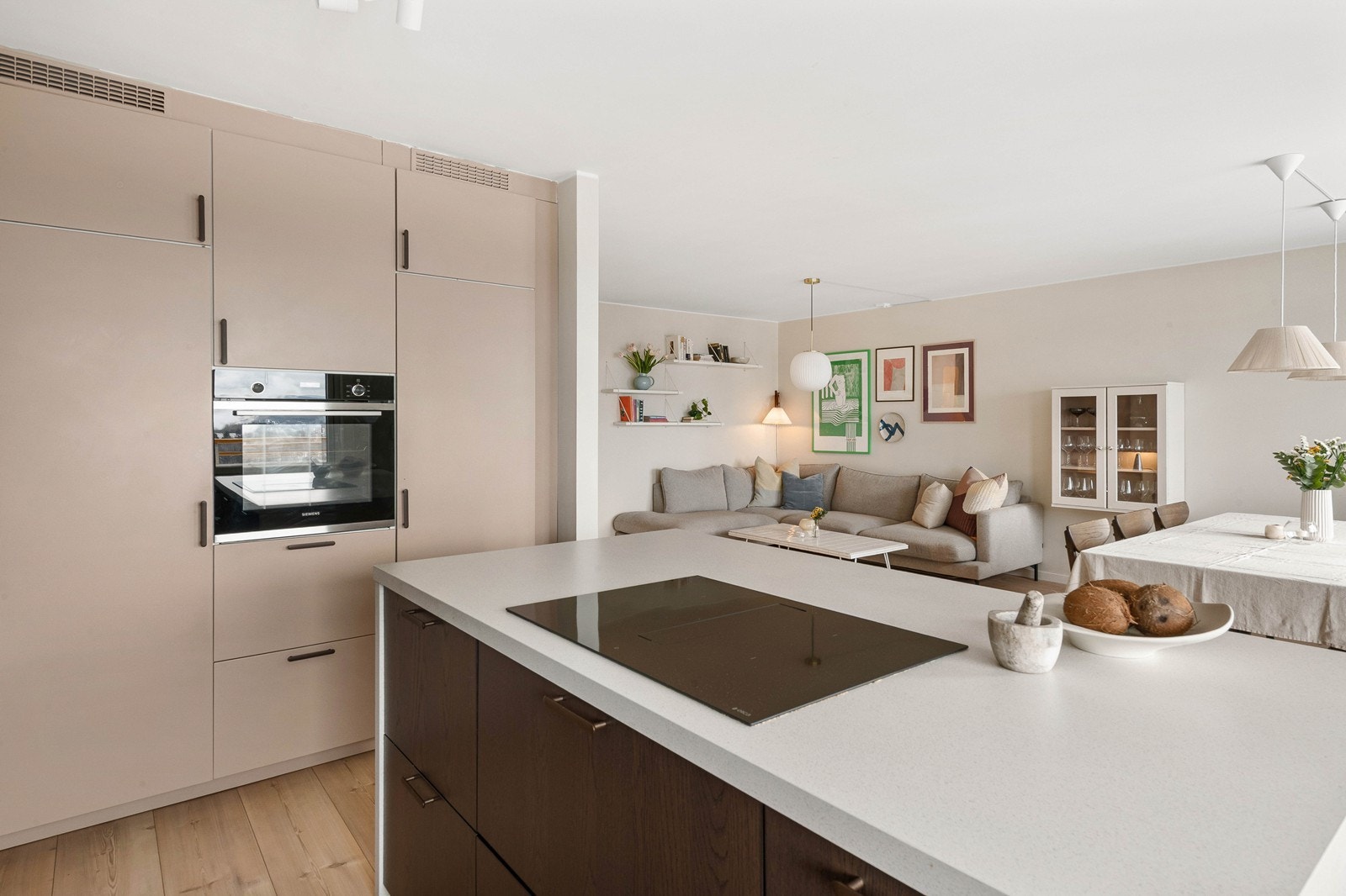 Kjøkken i åpen og sosial løsning med stue Galleribilde