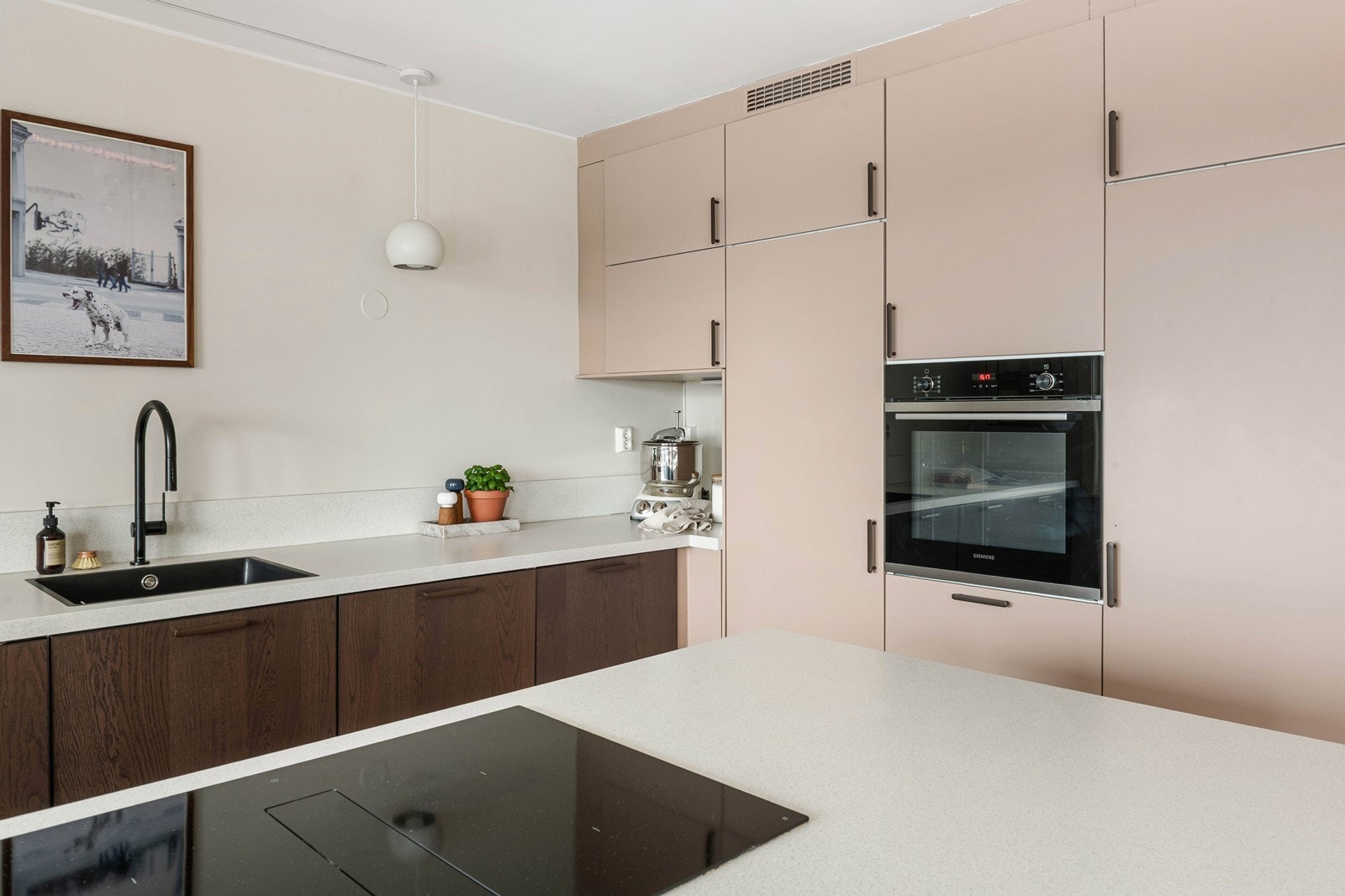 Kjøkkenet er godt ut styrt med kjøl/fryseskap, oppvaskmaskin, platetopp og stekeovn. Galleribilde