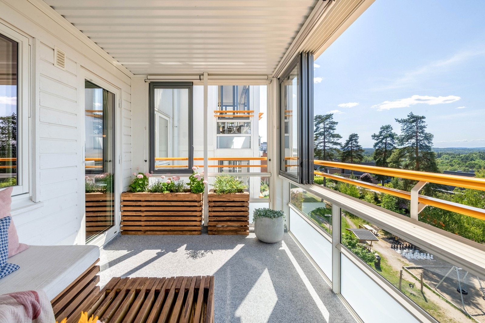 Balkongen vender mot vest og har god plass til stoler og bord m.m. Galleribilde