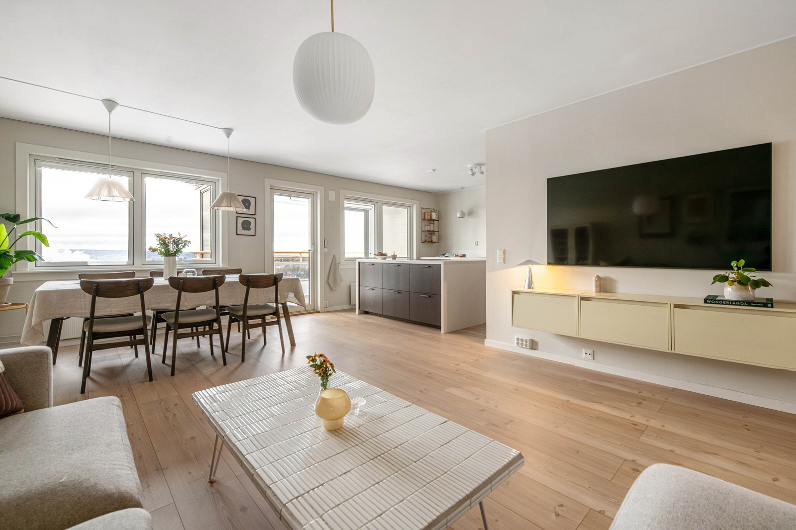 Store vindusflater gjør rommet lyst og luftig Galleribilde