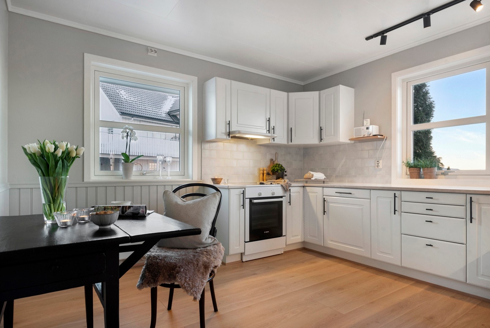 Kjøkken med plass for spisebord. Galleribilde