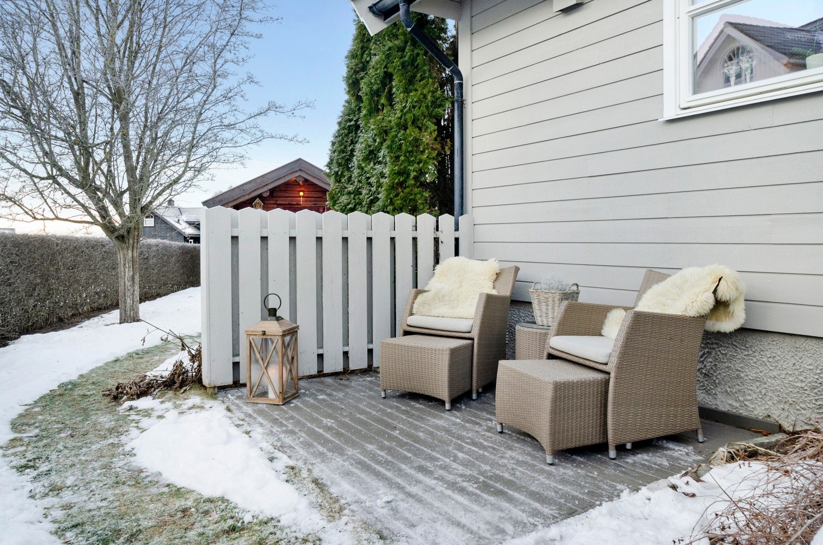 Boligen har flere, solrike uteplasser, rundt om boligen. Galleribilde