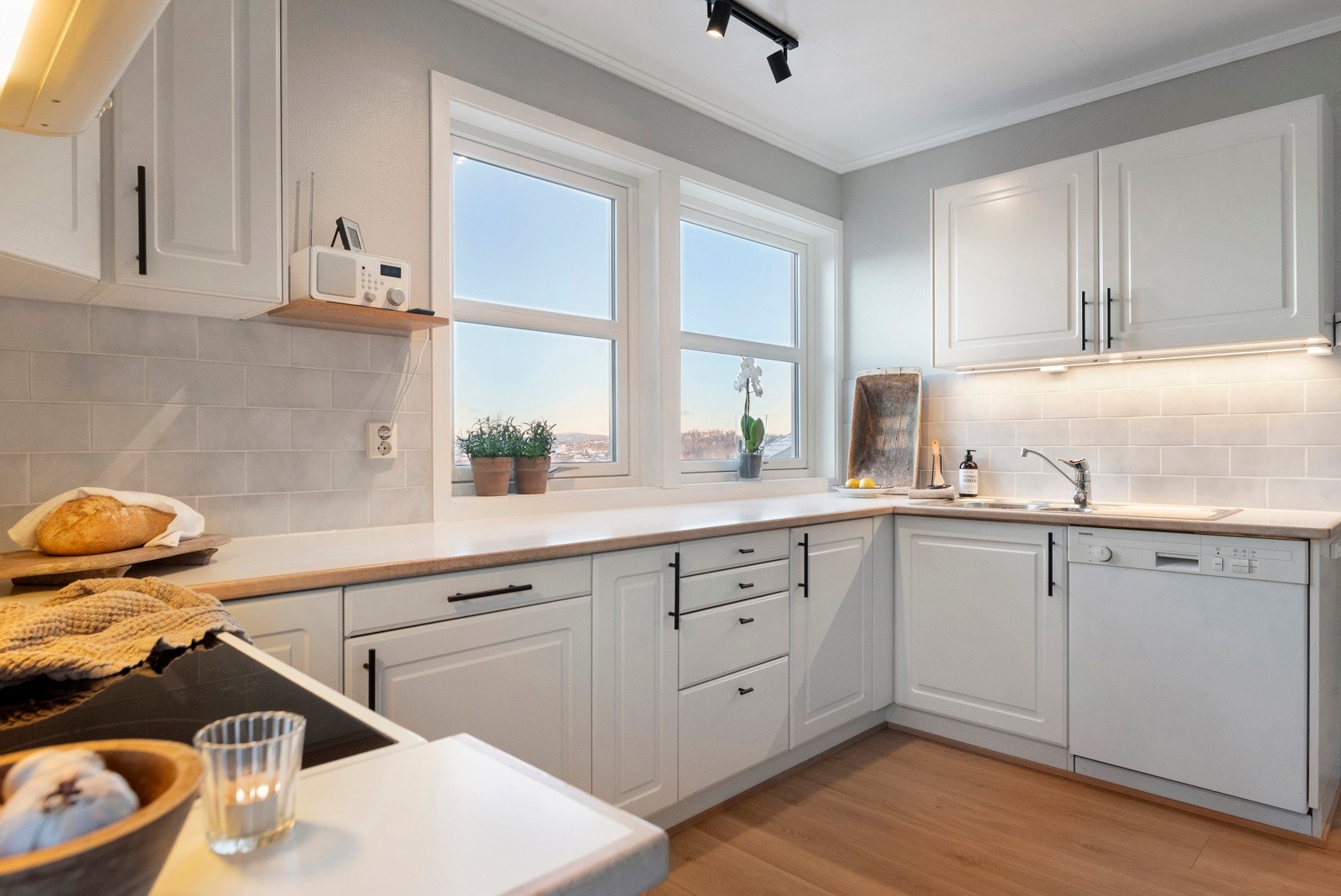 Romslig kjøkken med tilhørende kjølerom. Galleribilde