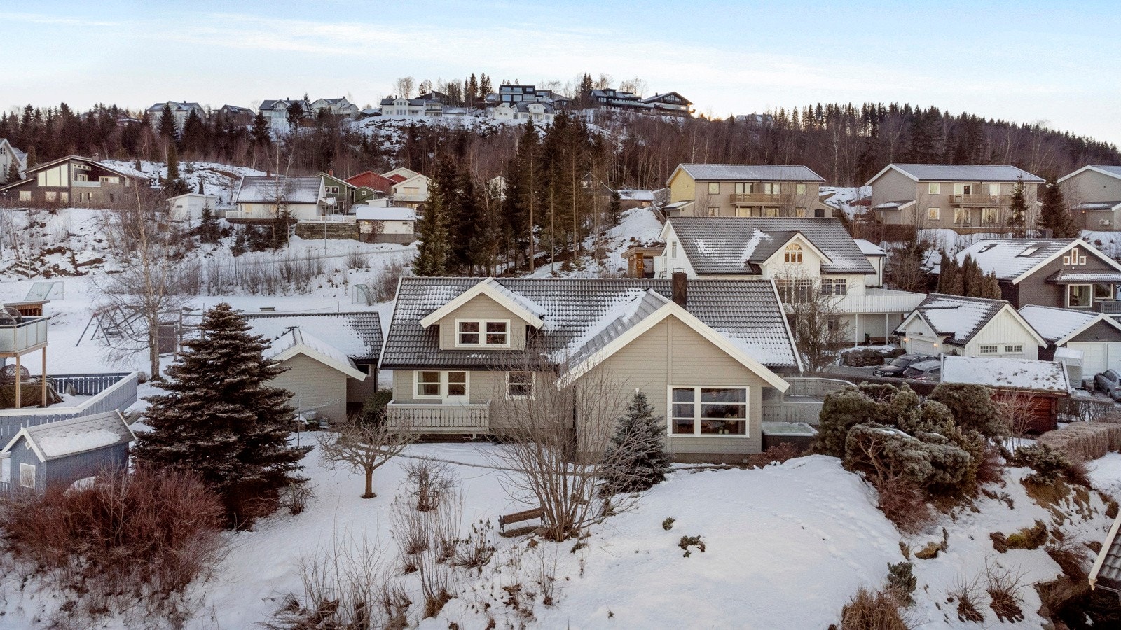 Fra boligen er det kort vei til flere lekeplasser, samt barnehage. Galleribilde
